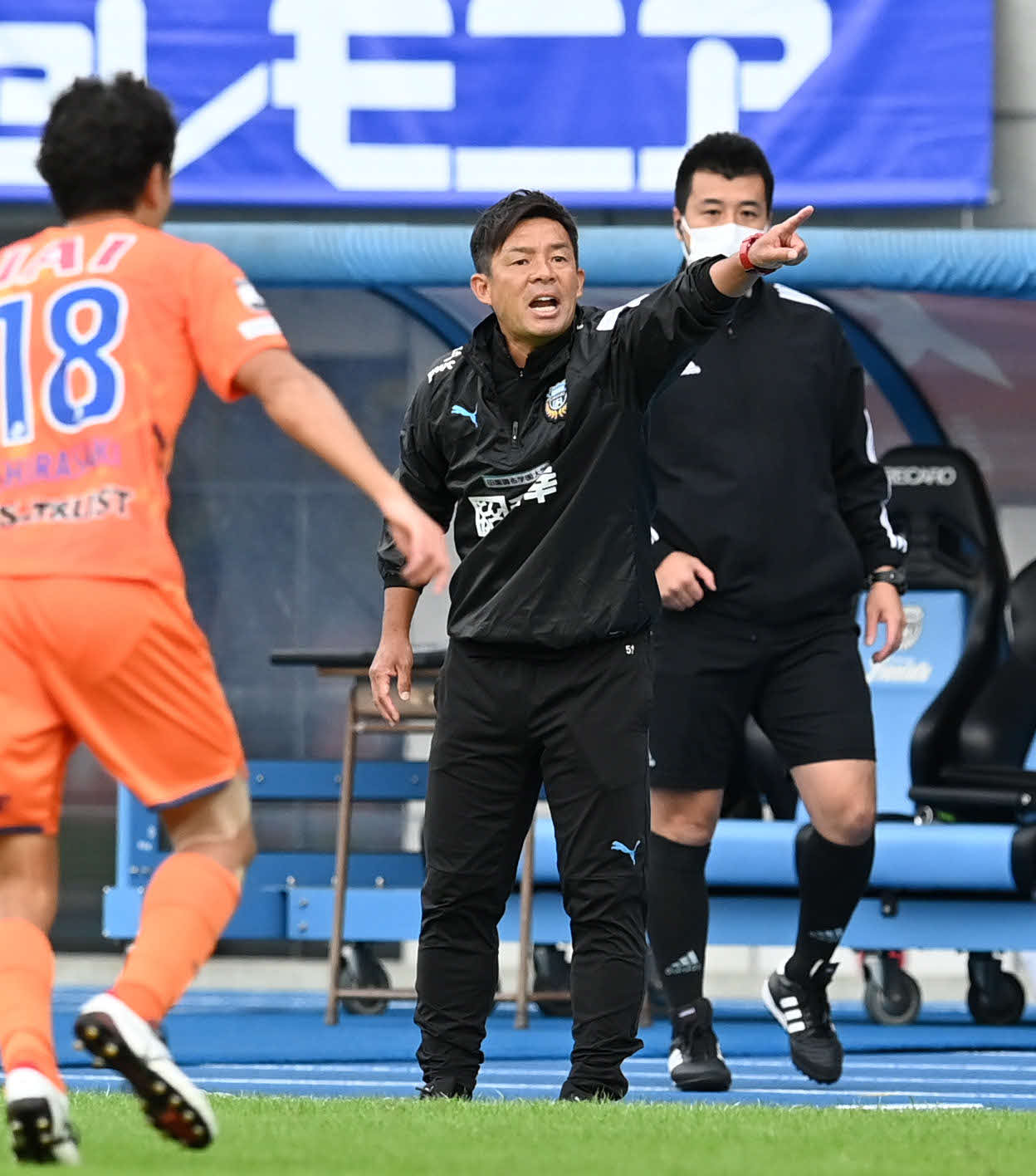 川崎F対清水　後半、指示を出す川崎F鬼木監督（撮影・山崎安昭）