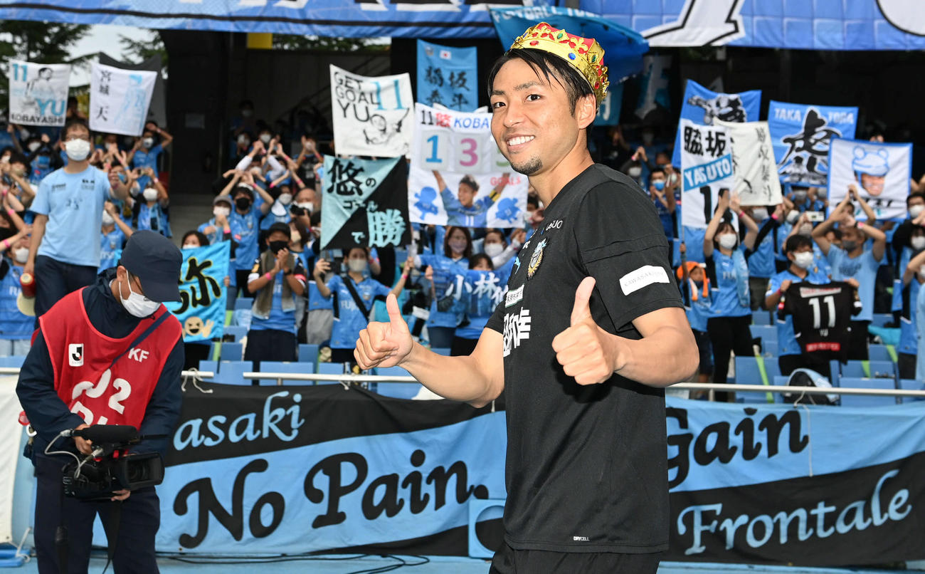 川崎F対清水　勝ち越し点を決めた川崎F小林はサムズアップポーズ（撮影・山崎安昭）