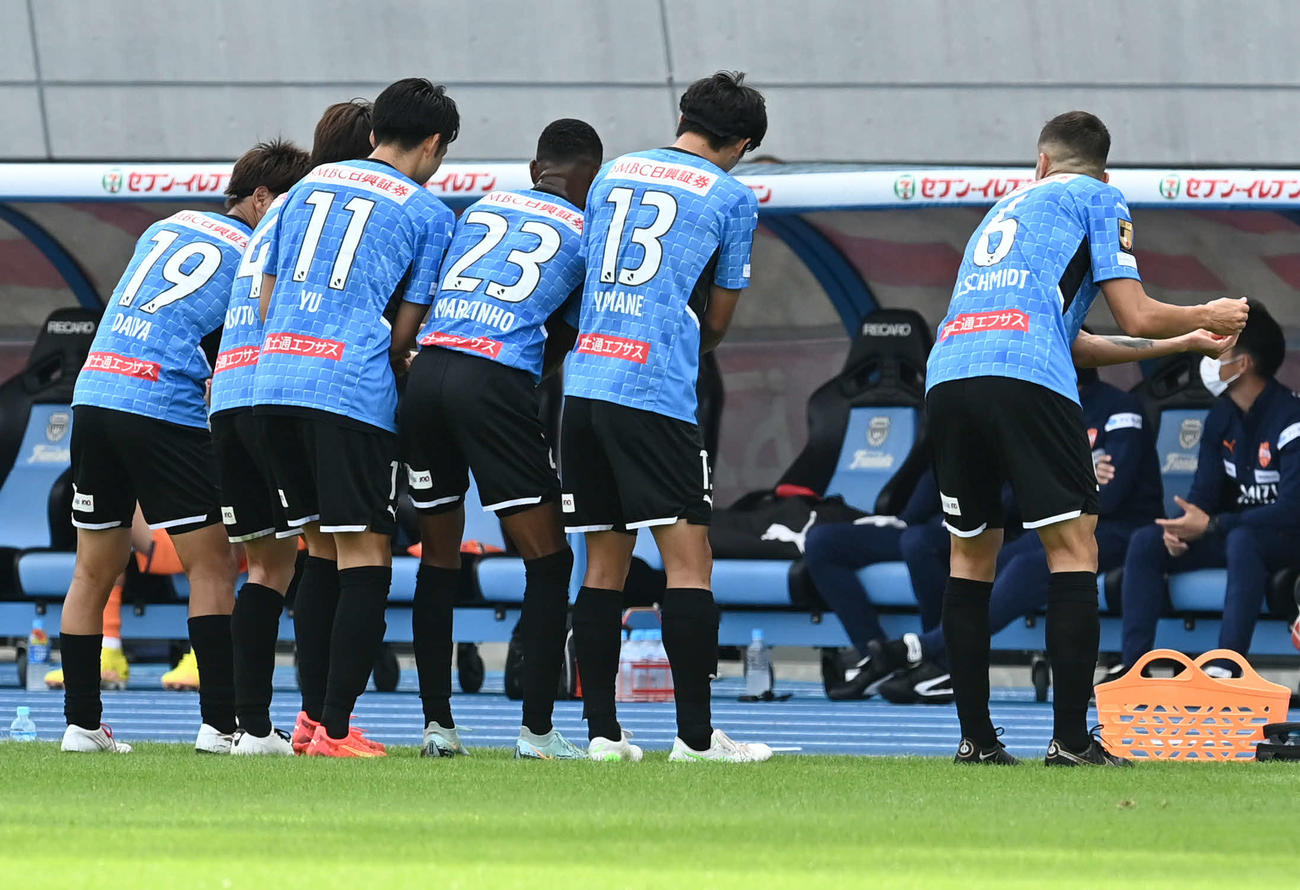 川崎F対清水　前半、先制点を決めた川崎F遠野（左）はチームメートとゆりかごダンス（撮影・山崎安昭）