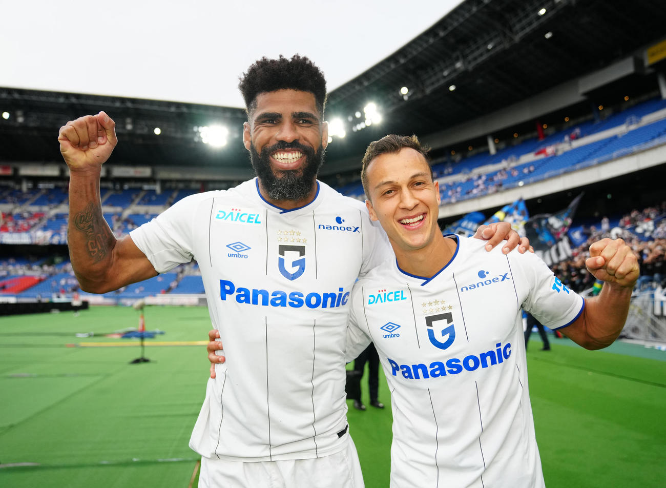 横浜対G大阪　試合後、ガッツポーズを見せるG大阪パトリック（左）とファン・アラーノ（撮影・江口和貴）