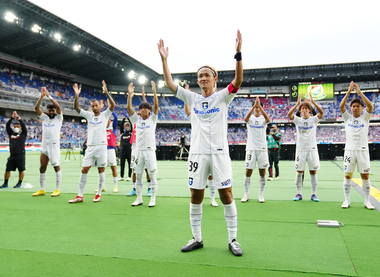 横浜対G大阪　試合後、サポーターと勝利を喜ぶ宇佐美（手前）らG大阪の選手たち（撮影・江口和貴）