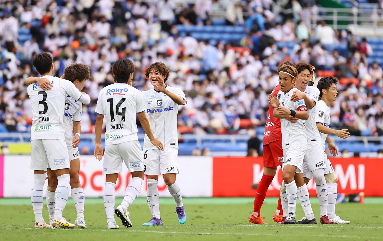 横浜対G大阪　横浜に勝利し喜び合うG大阪宇佐美（右）ら（撮影・垰建太）