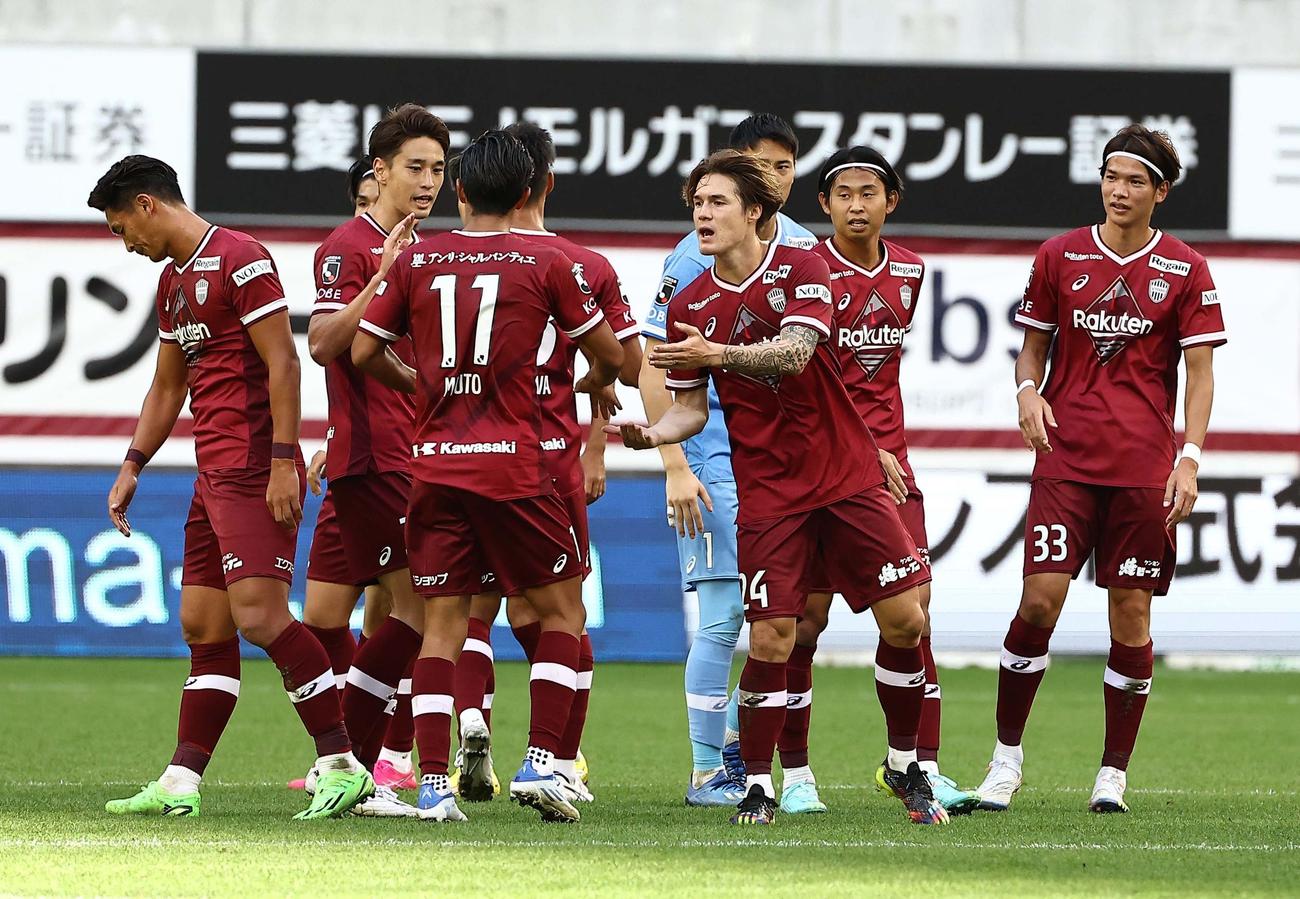 神戸対広島　広島に勝利し喜び合う神戸酒井（右から3人目）らイレブン（撮影・上田博志）