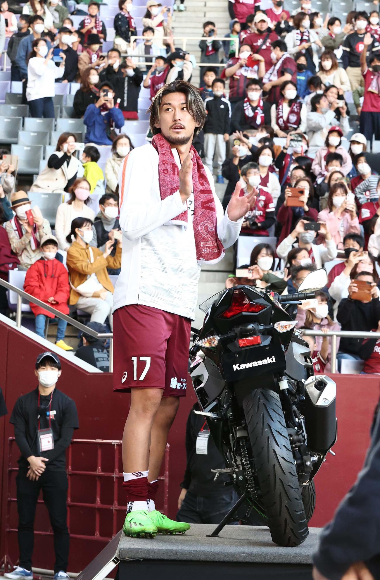 神戸対広島　先制ゴールを決めた神戸菊池はサポーターの拍手に手を叩いて応える（撮影・上田博志）