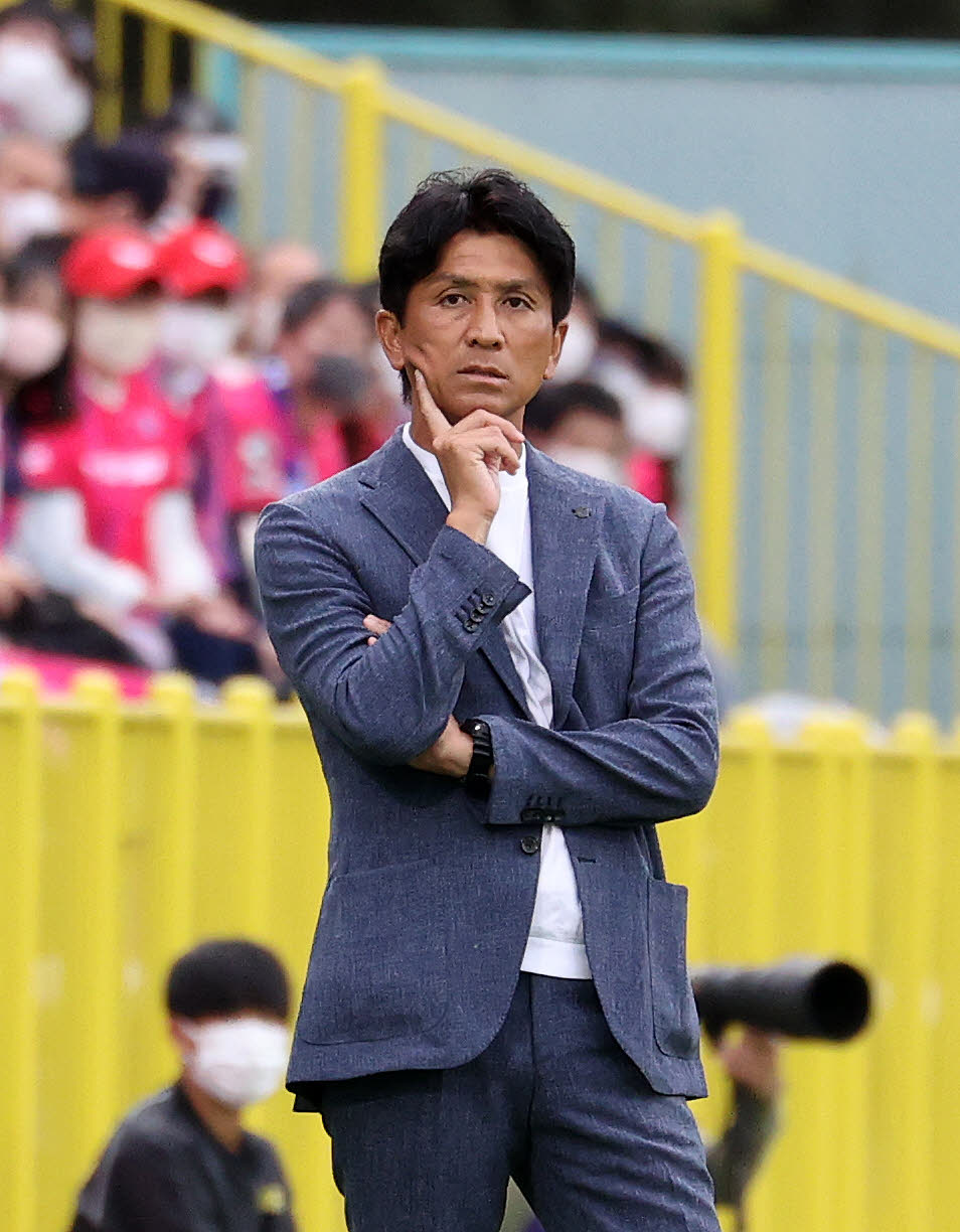 柏対C大阪　前半、戦況を見るC大阪小菊監督（撮影・鈴木正人）
