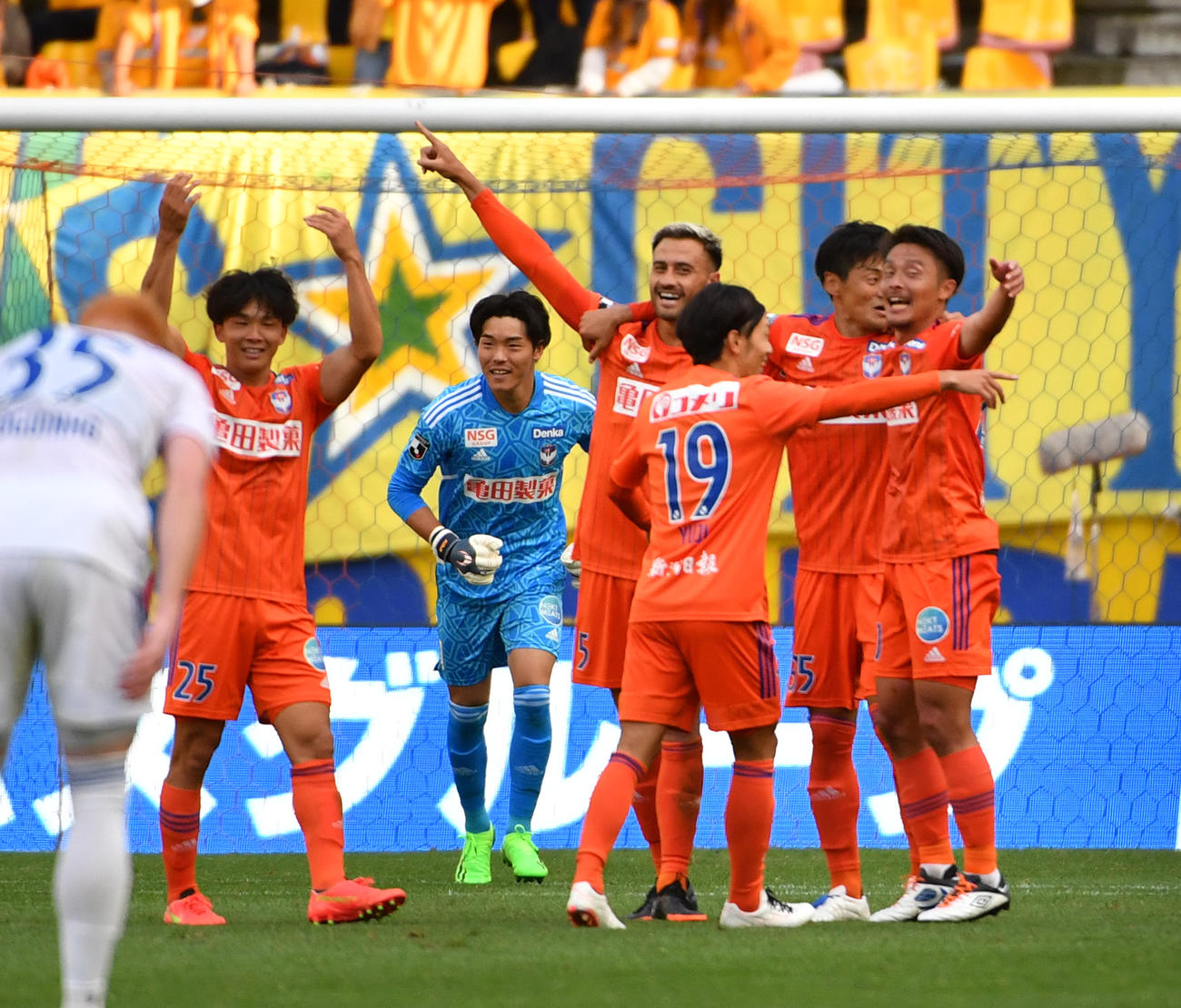新潟対仙台　勝利の瞬間、抱き合う新潟イレブン（撮影・柴田隆二）
