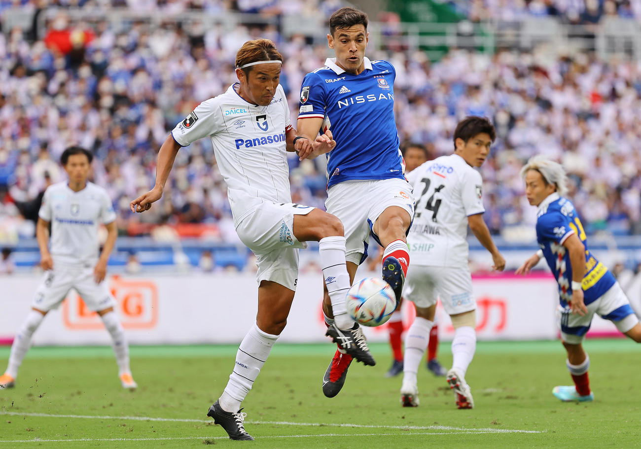 横浜対G大阪　後半、横浜エドゥアルド（右）のシュートをブロックするG大阪宇佐美（撮影・垰建太）