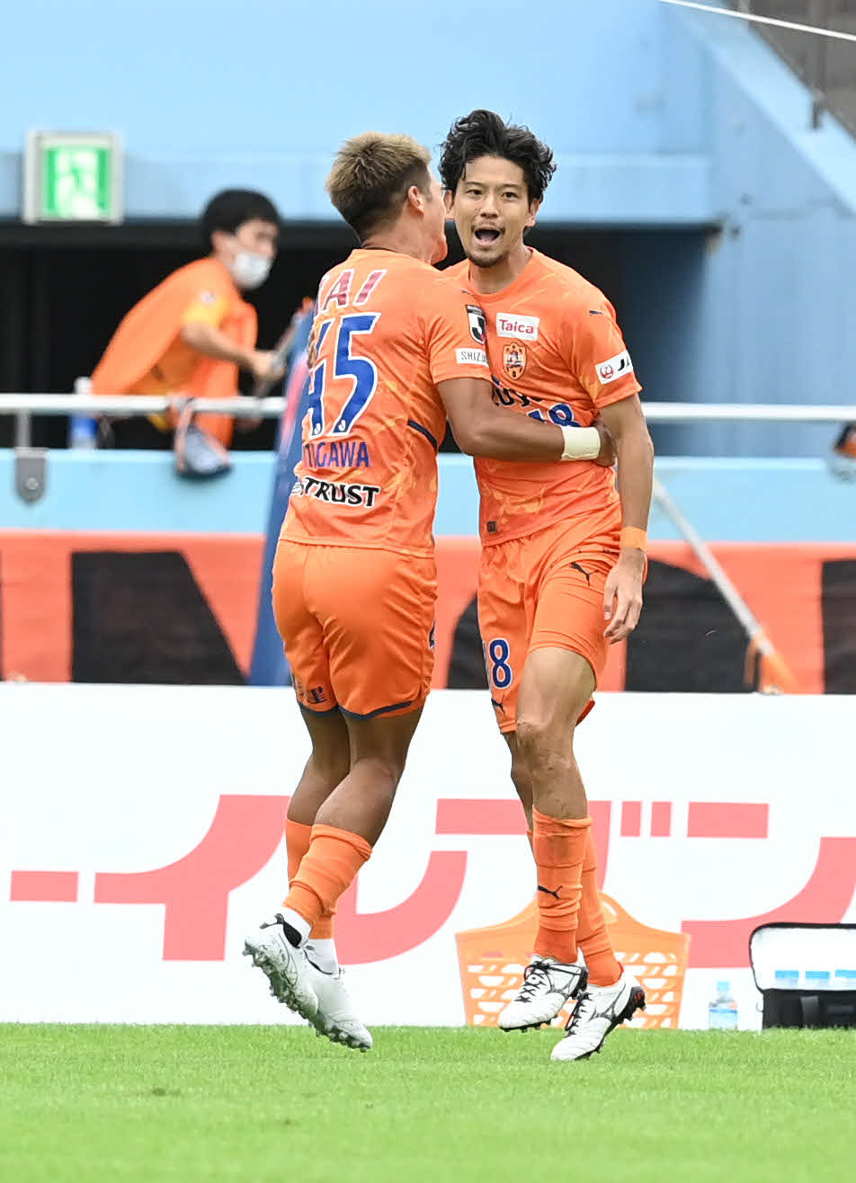 川崎F対清水　後半、ゴールを決めた清水白崎（右）は北川と抱き合って喜ぶ（撮影・山崎安昭）