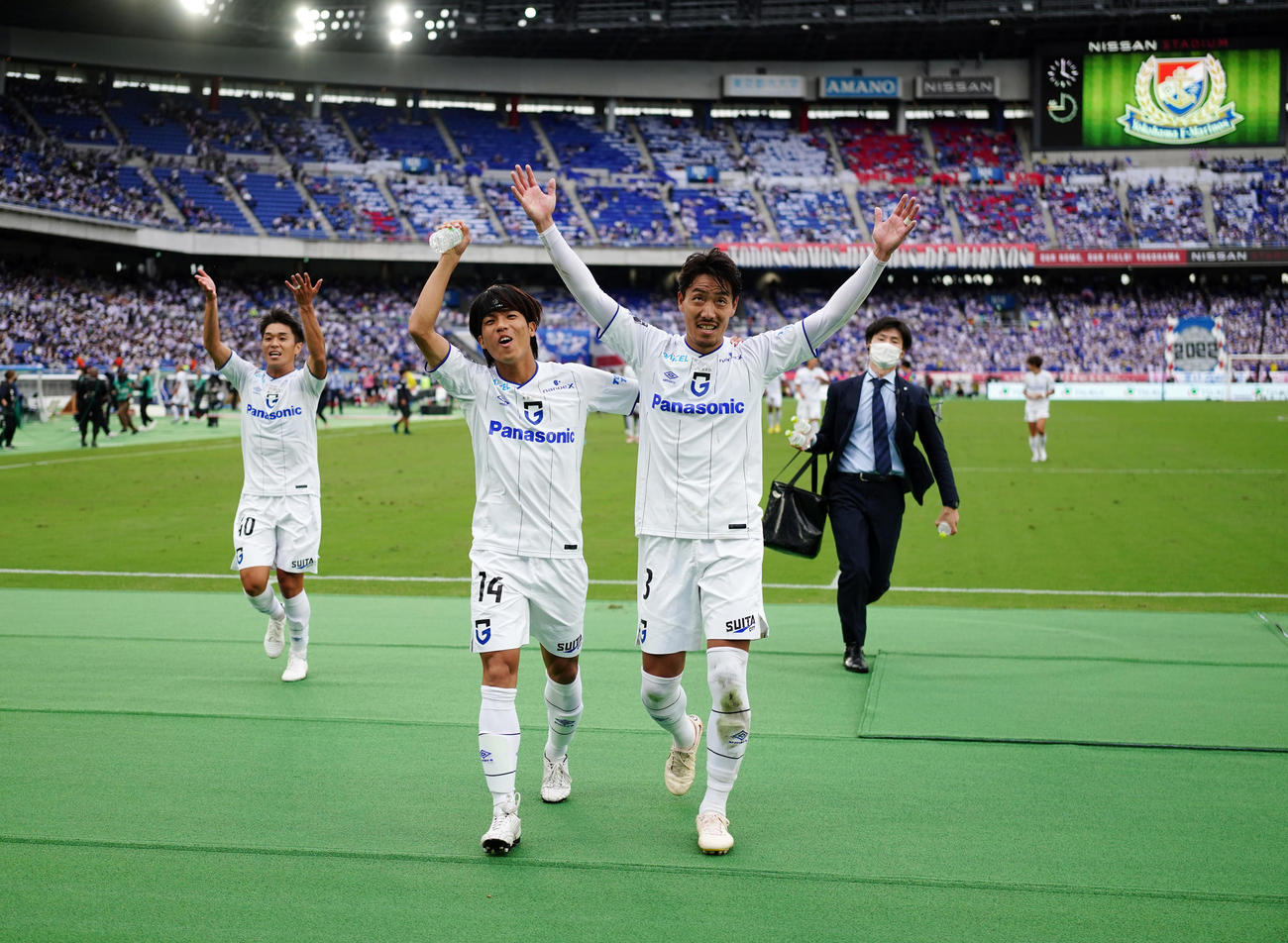 横浜対G大阪　横浜に勝利し、サポーターのもとへ向かうG大阪昌子（中央右）ら。左から食野、福田（撮影・江口和貴）