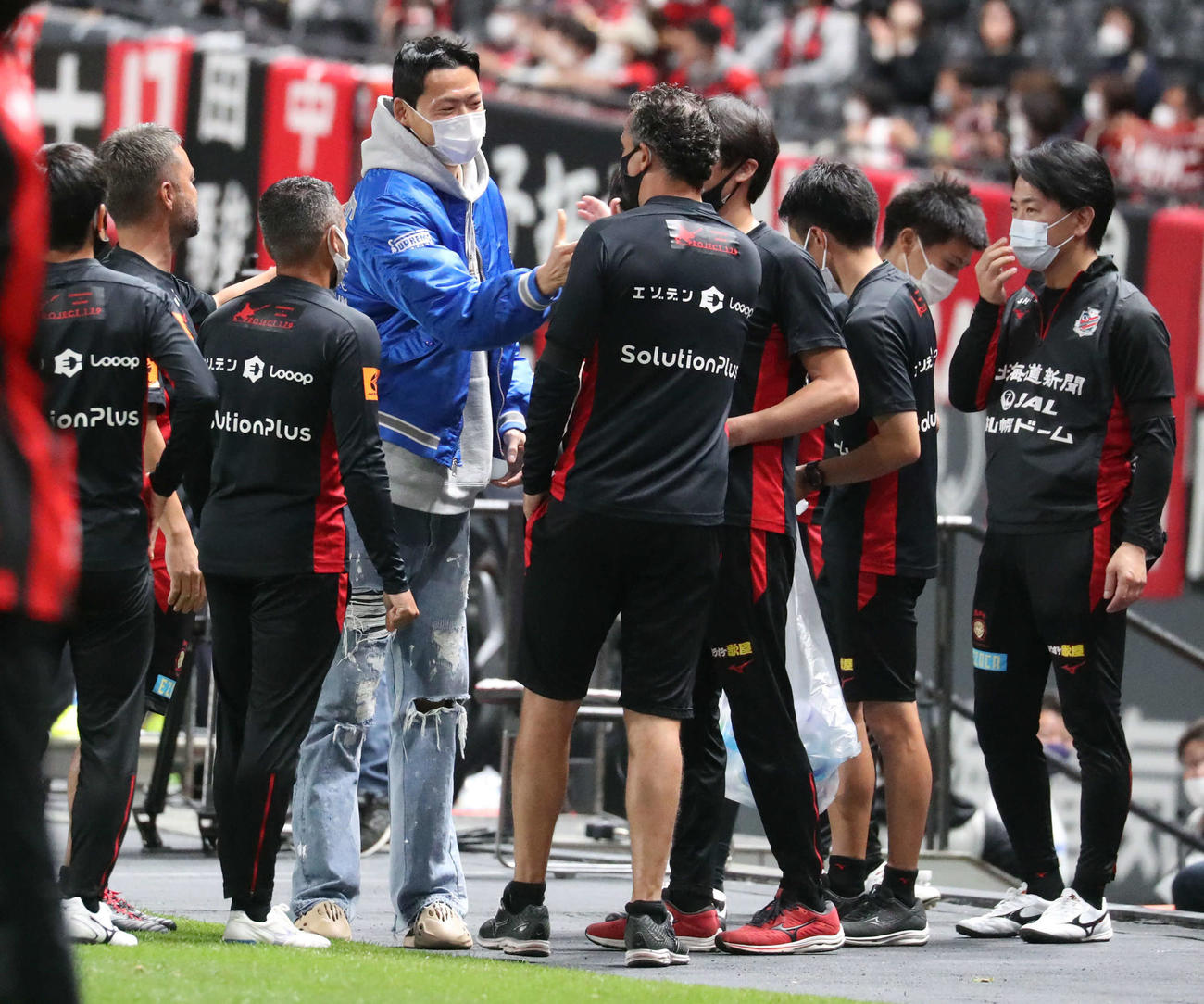 札幌対福岡　試合終了後、ピッチに現れスタッフたちと握手を交わしたク・ソンユン（左から3人目）（撮影・佐藤翔太）