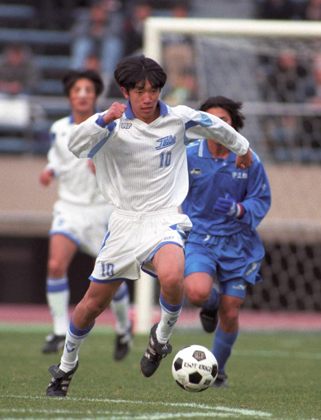 97年1月、全国高校サッカー選手権決勝の市船橋戦でドリブルする桐光学園の中村