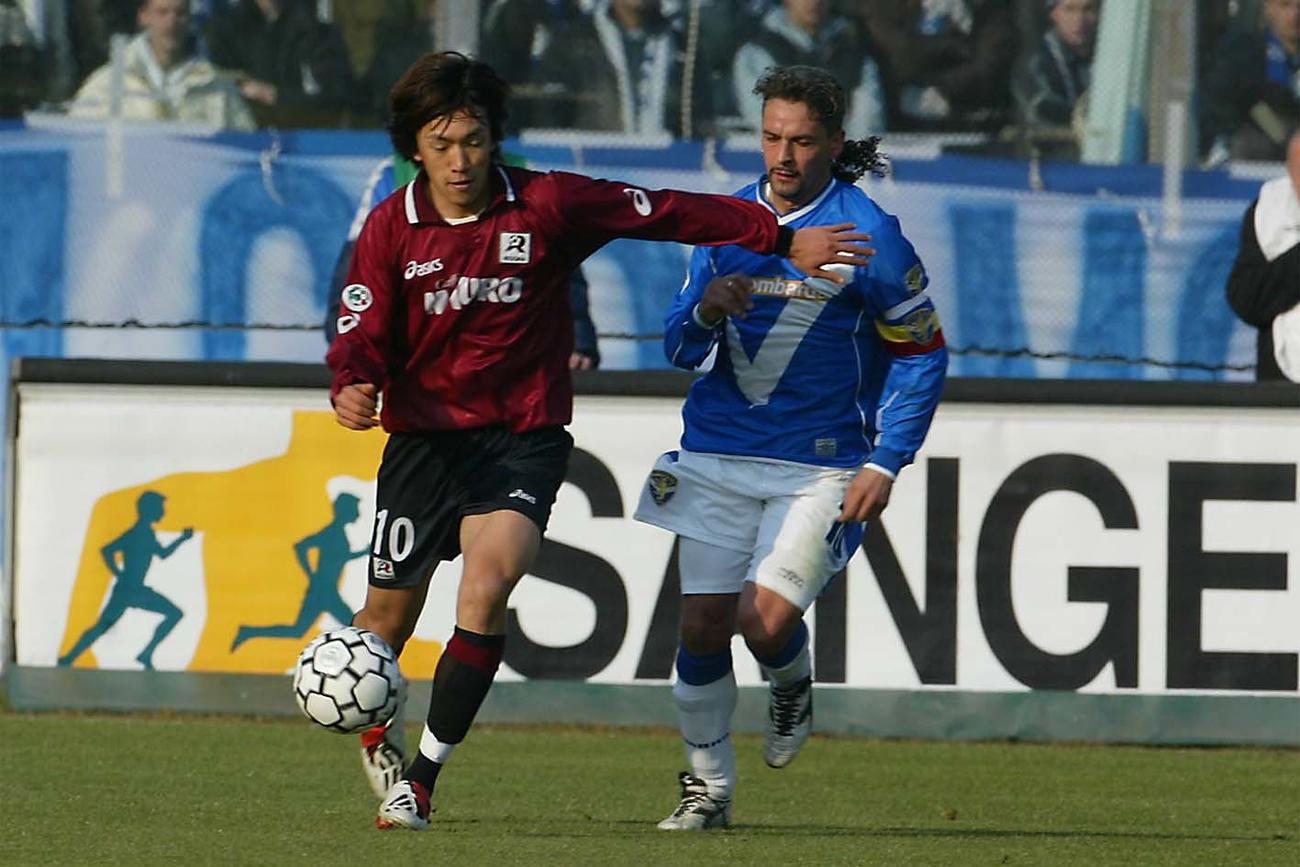 03年2月23日、レッジーナの中村俊輔（左）はブレシャのロベルト・バッジオを左手で制しながらボールをコントロールする