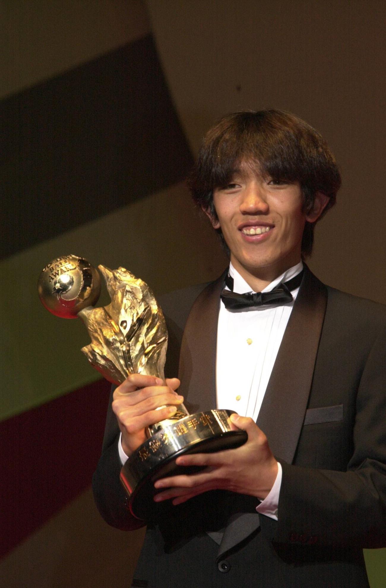 2000年、Jリーグアウォーズ（年間表彰式）　横浜・中村俊輔はMVPのロフィーを手に笑顔を見せた