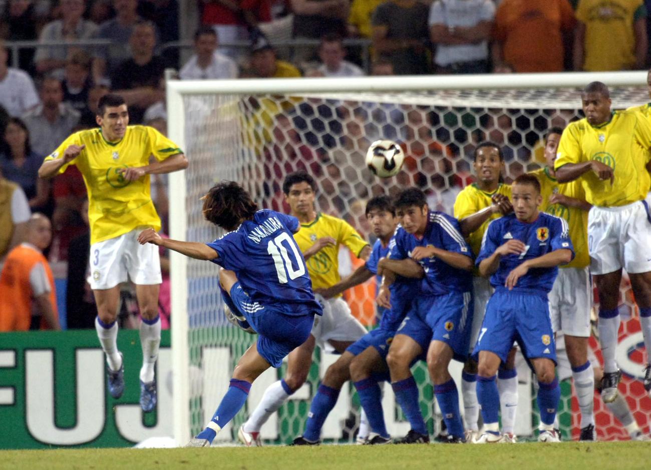 05年、コンフェデレーションズ杯　日本対ブラジル　後半終了間際、中村俊輔（左から2人目）はFKで直接ゴールを狙うが、ボールはポスト右に弾かれ、そのボールを大黒将志が押し込み同点とした