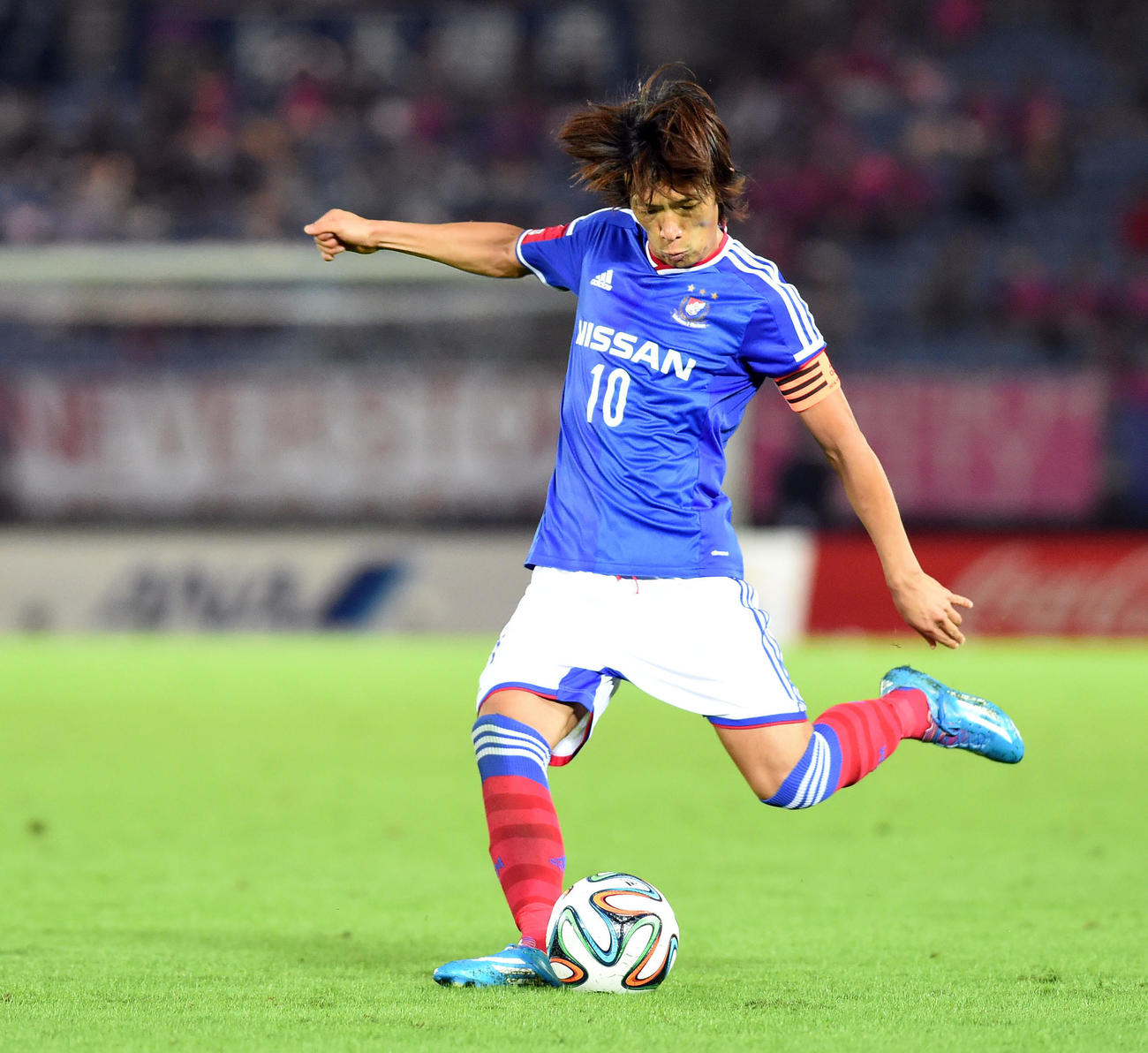 14年10月26日、J1　横浜対C大阪　後半、FKを蹴る横浜MF中村俊輔