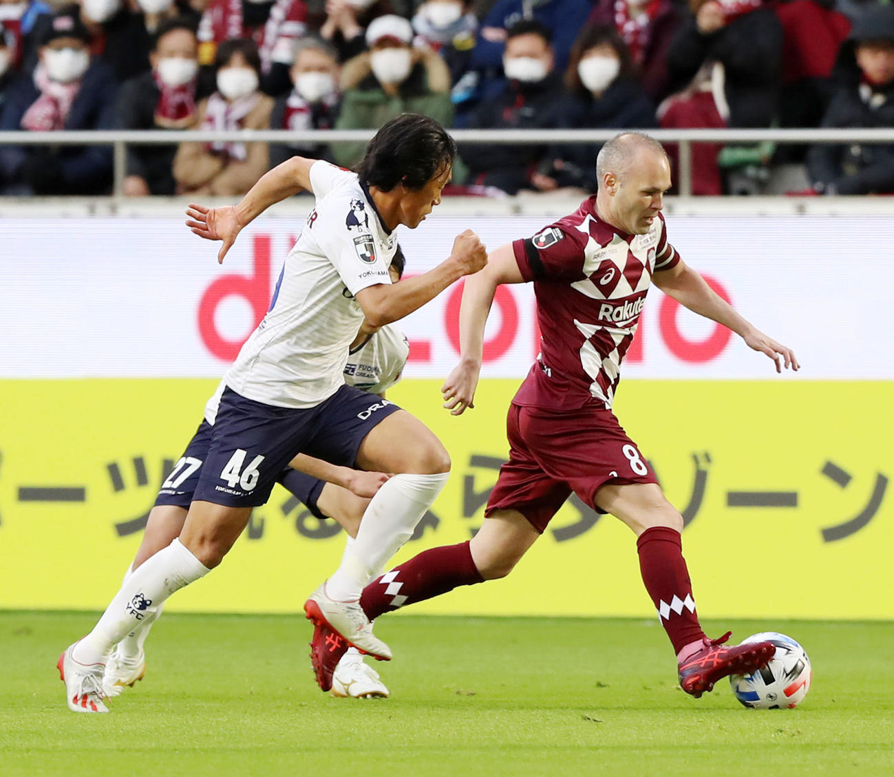 20年2月23日、神戸対横浜FC　後半、横浜FCのMF中村俊輔は神戸MFイニエスタをマークする