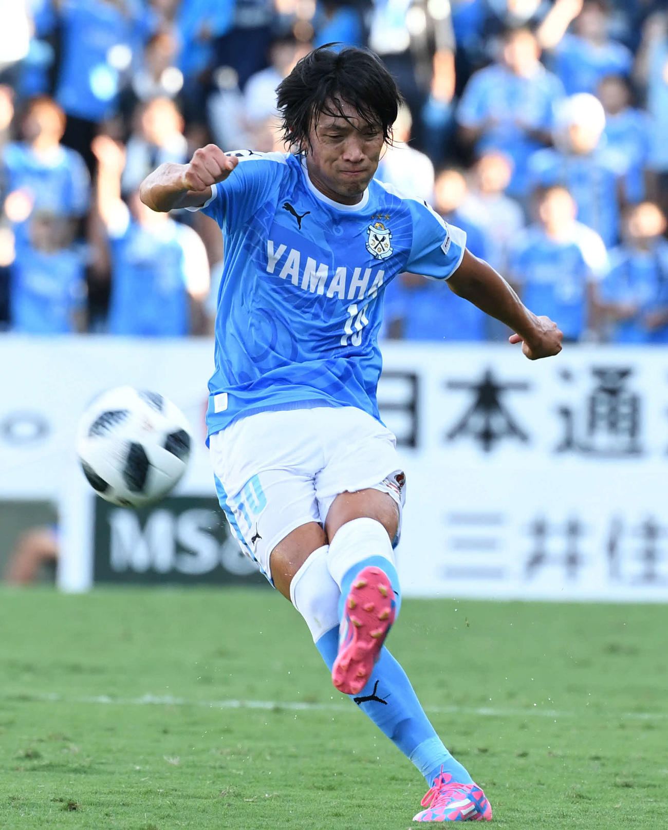 磐田対横浜　前半、FKを蹴り込む磐田MF中村（撮影・山崎安昭）