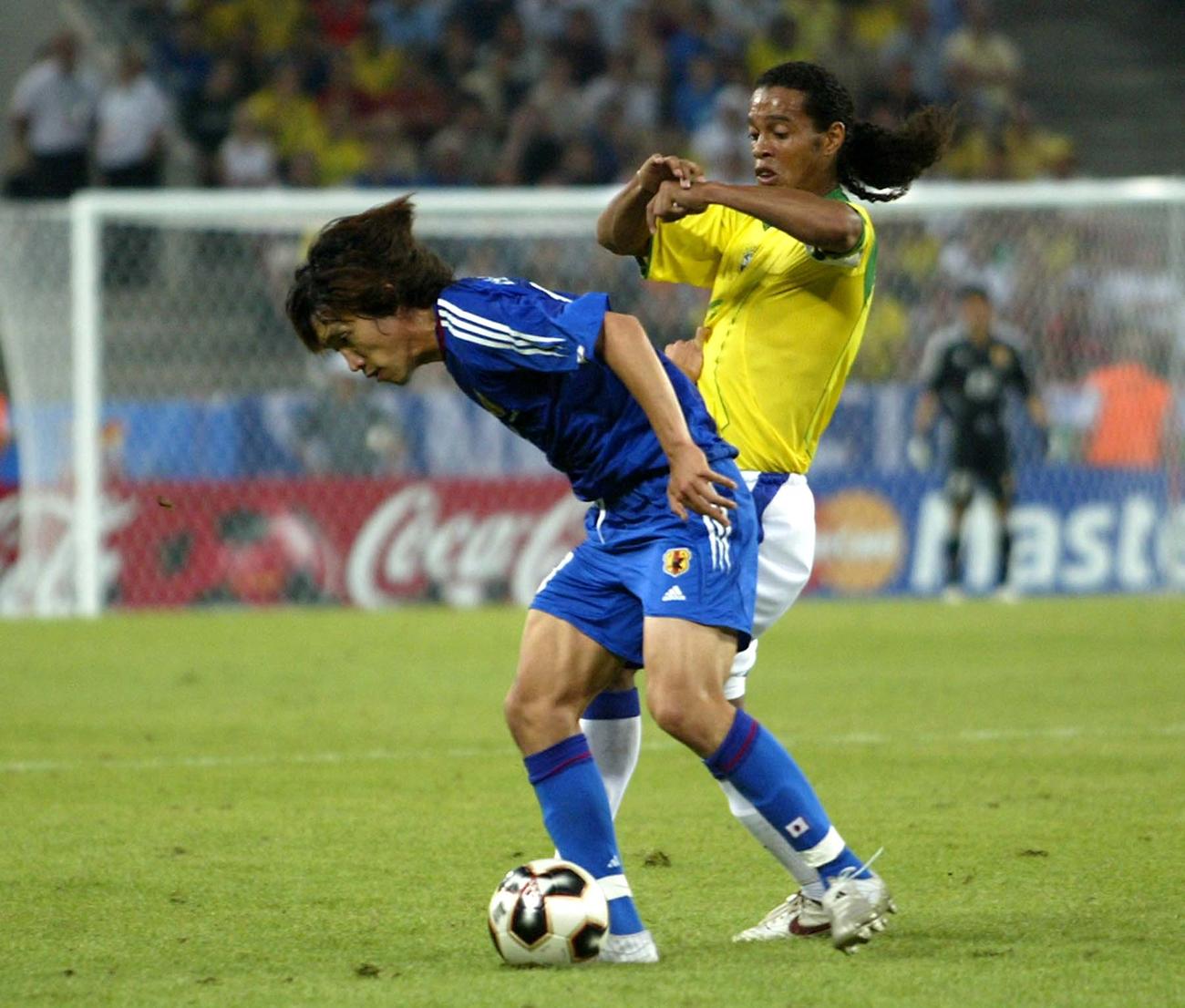 05年、コンフェデレーションズ杯　日本対ブラジル　中村俊輔(左)とロナウジーニョ