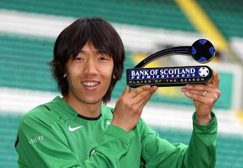 2007年5月、年間最優秀選手賞の盾を手に笑顔を見せるセルティックの中村俊輔