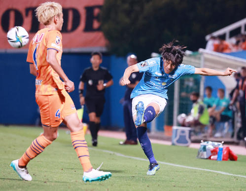 横浜FC対清水　後半、クロスを上げる横浜FC中村（右）（撮影・野上伸悟）
