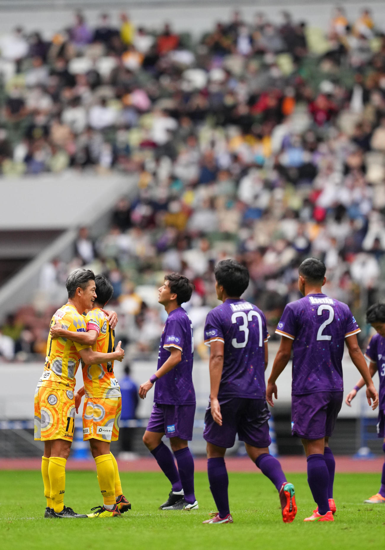 新宿対鈴鹿　新宿に勝利しチームメートと抱き合う鈴鹿・カズ（左）（撮影・横山健太）