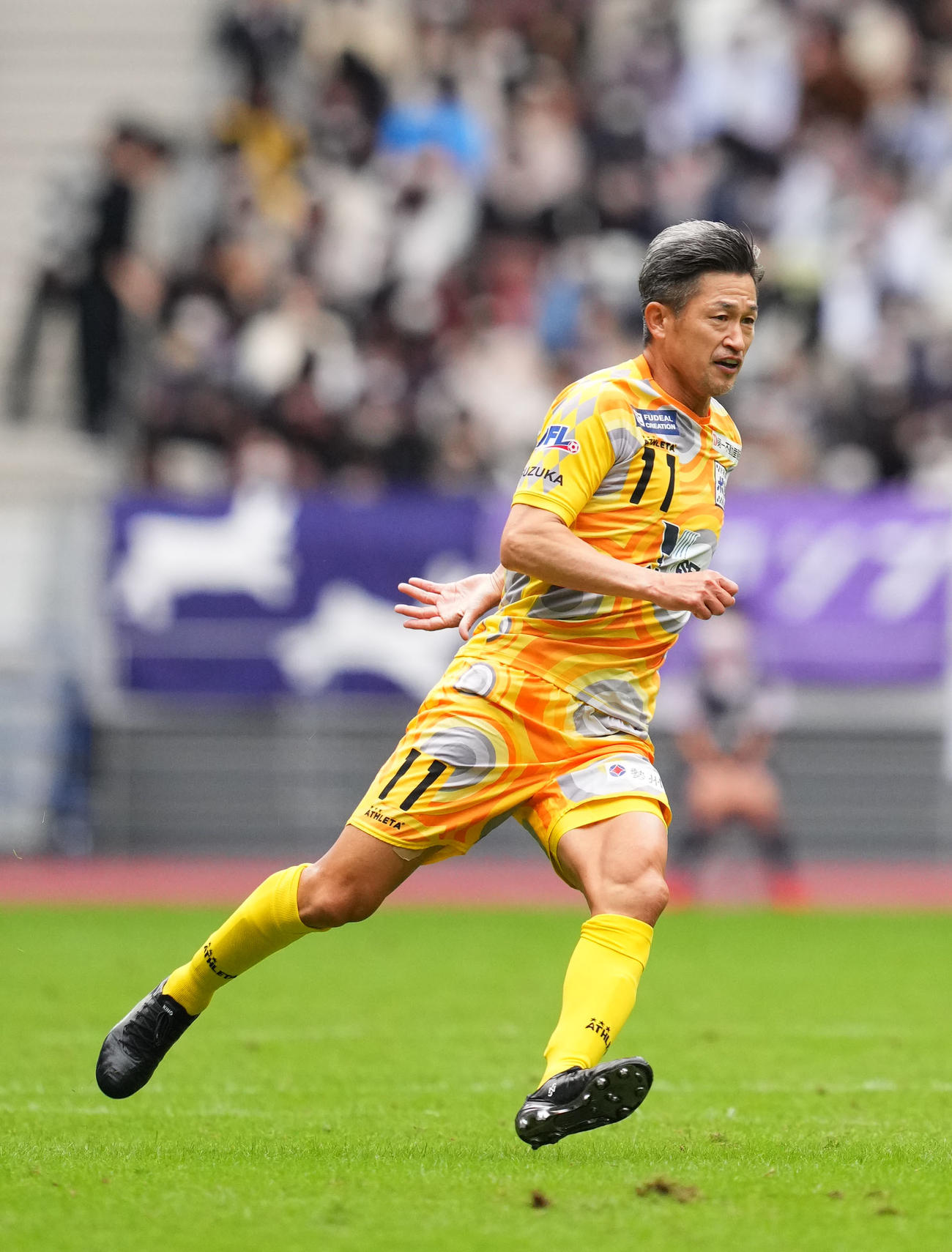 新宿対鈴鹿　後半、ボールを追う鈴鹿・カズ（撮影・横山健太）