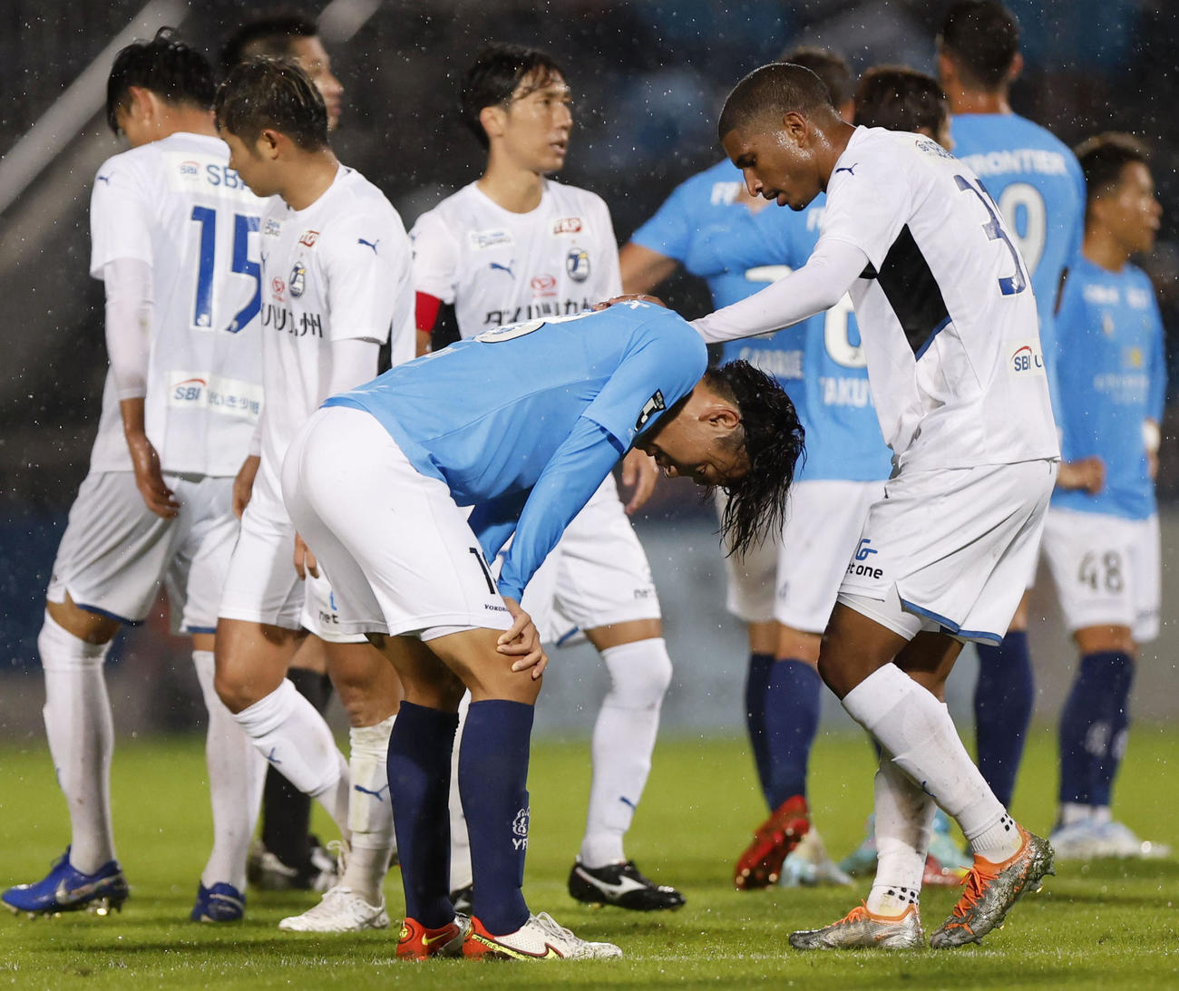大分に競り負け、膝に手をつく横浜FC・小川（共同）