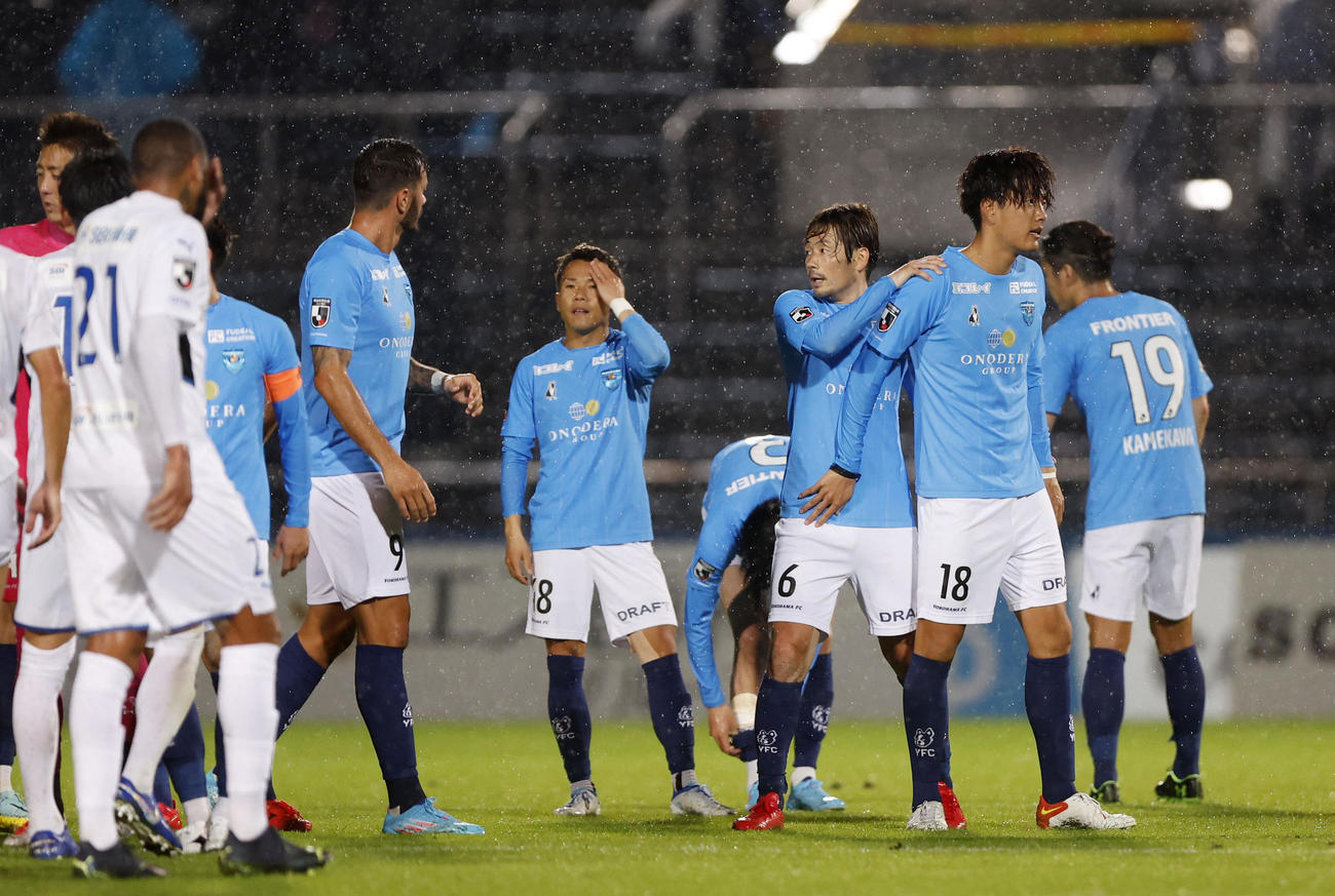 大分に敗れ、悔しそうな表情の小川（右から2人目）ら横浜FCイレブン（共同）