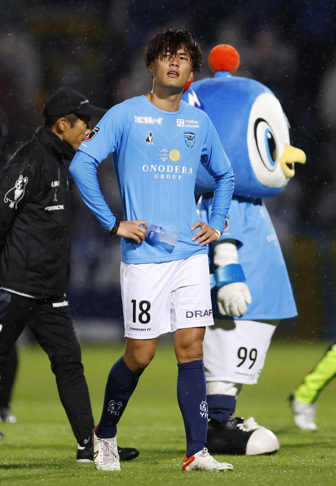 大分に競り負け、悔しそうな表情を見せる横浜FC・小川（共同）
