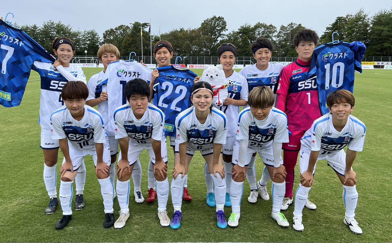 リーグ優勝を決めて記念写真に納まる静岡SSUボニータの選手ら（同チーム提供）