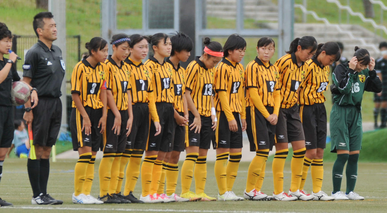 試合後に整列する東海大静岡翔洋イレブン