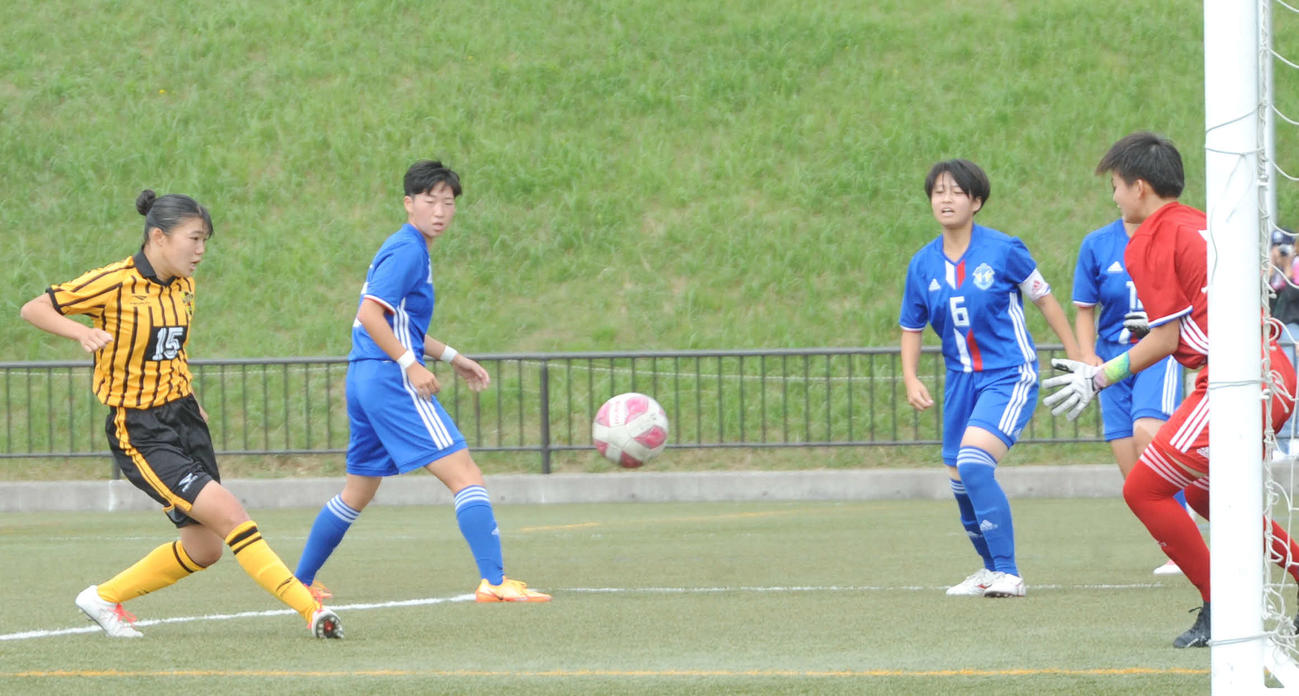 前半15分に先制ゴールを決める東海大静岡翔洋FW石川（左端）