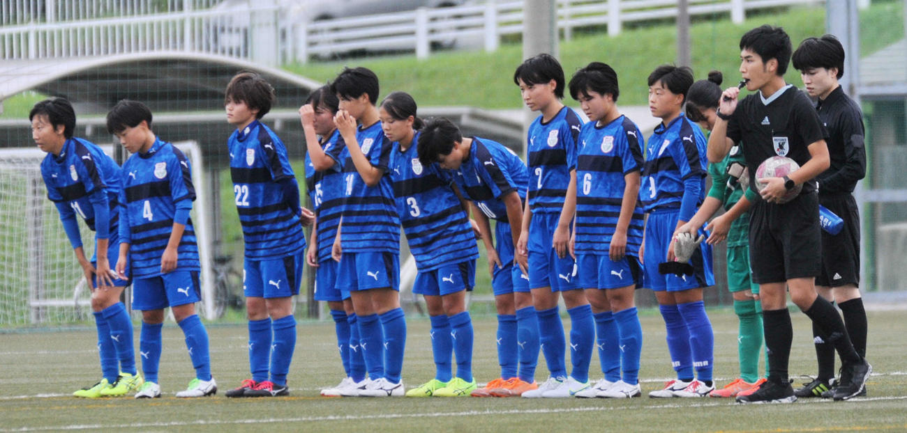 試合後のあいさつに並ぶ磐田東イレブン