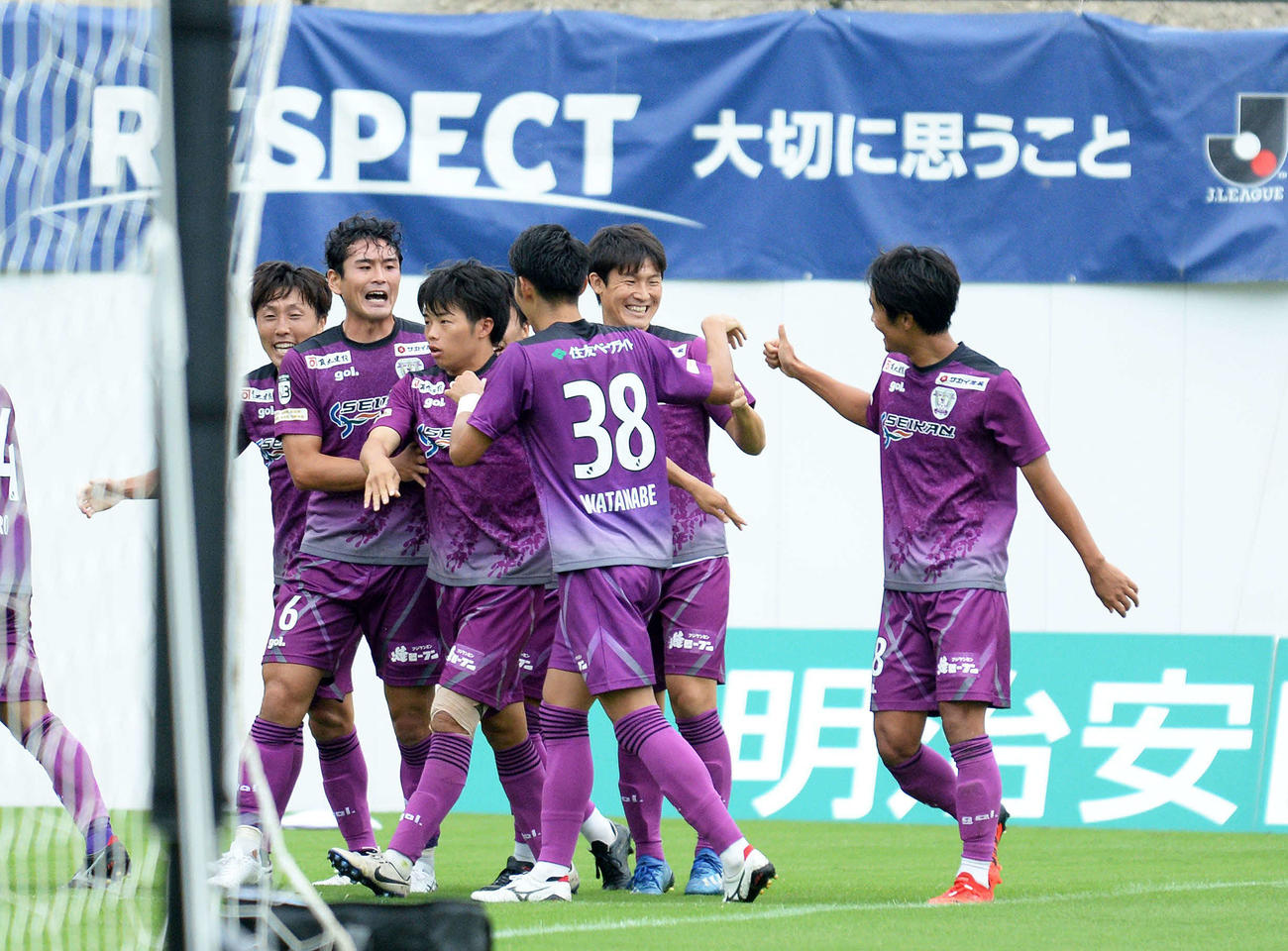 先制点を奪い、喜びを分かち合う藤枝の選手たち。左から3人目がゴールを決めた榎本