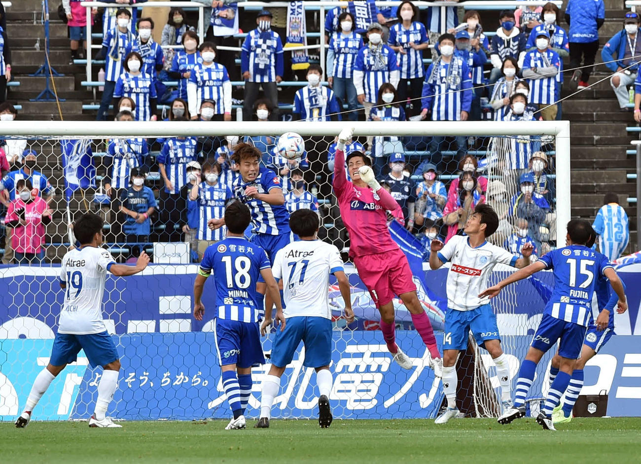 前半、ゴール前で競り合う山形GK後藤（中央）