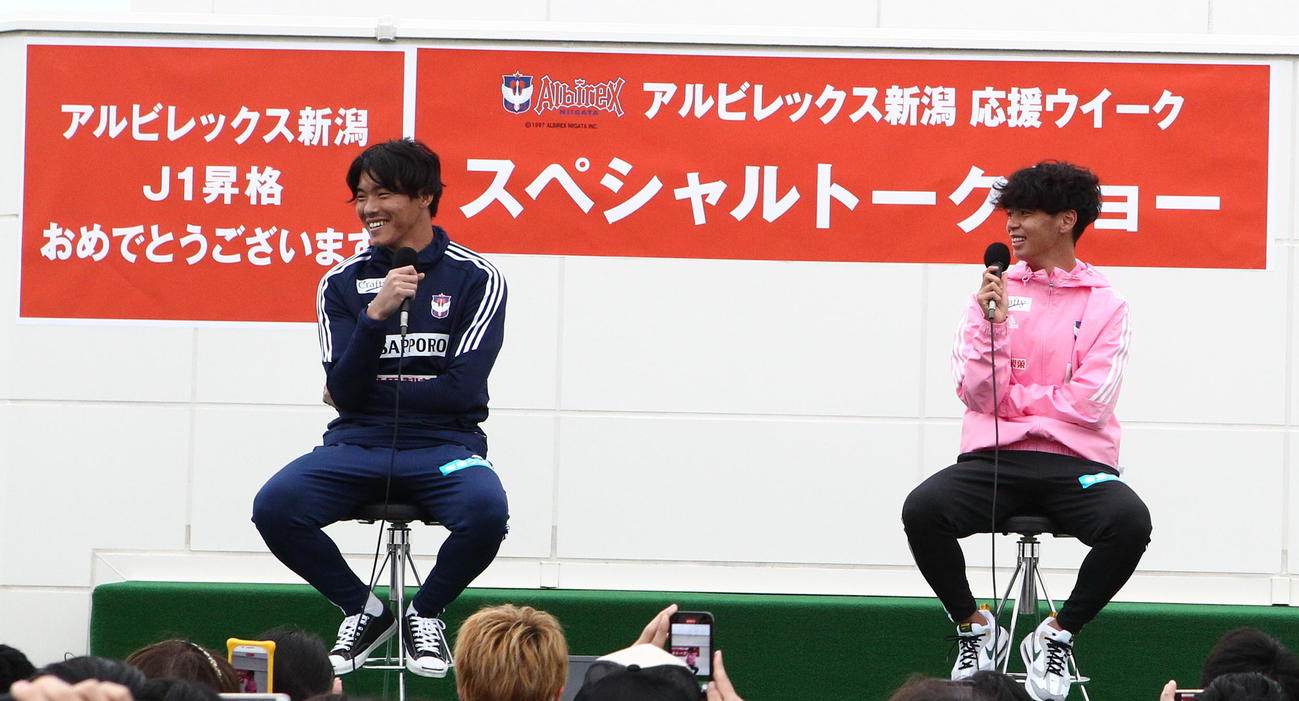 トークショーで笑顔を見せる小島（左）と伊藤