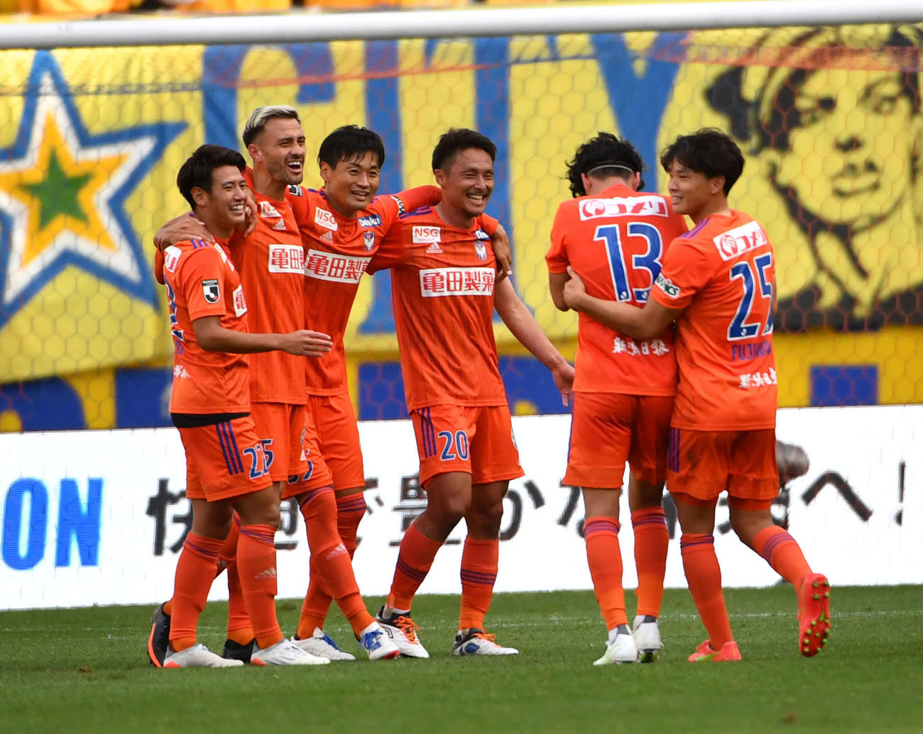 8日仙台戦試合終了の瞬間、2得点の伊藤（右から2人目）は泣きながらイレブンのもとへ（撮影・柴田隆二）