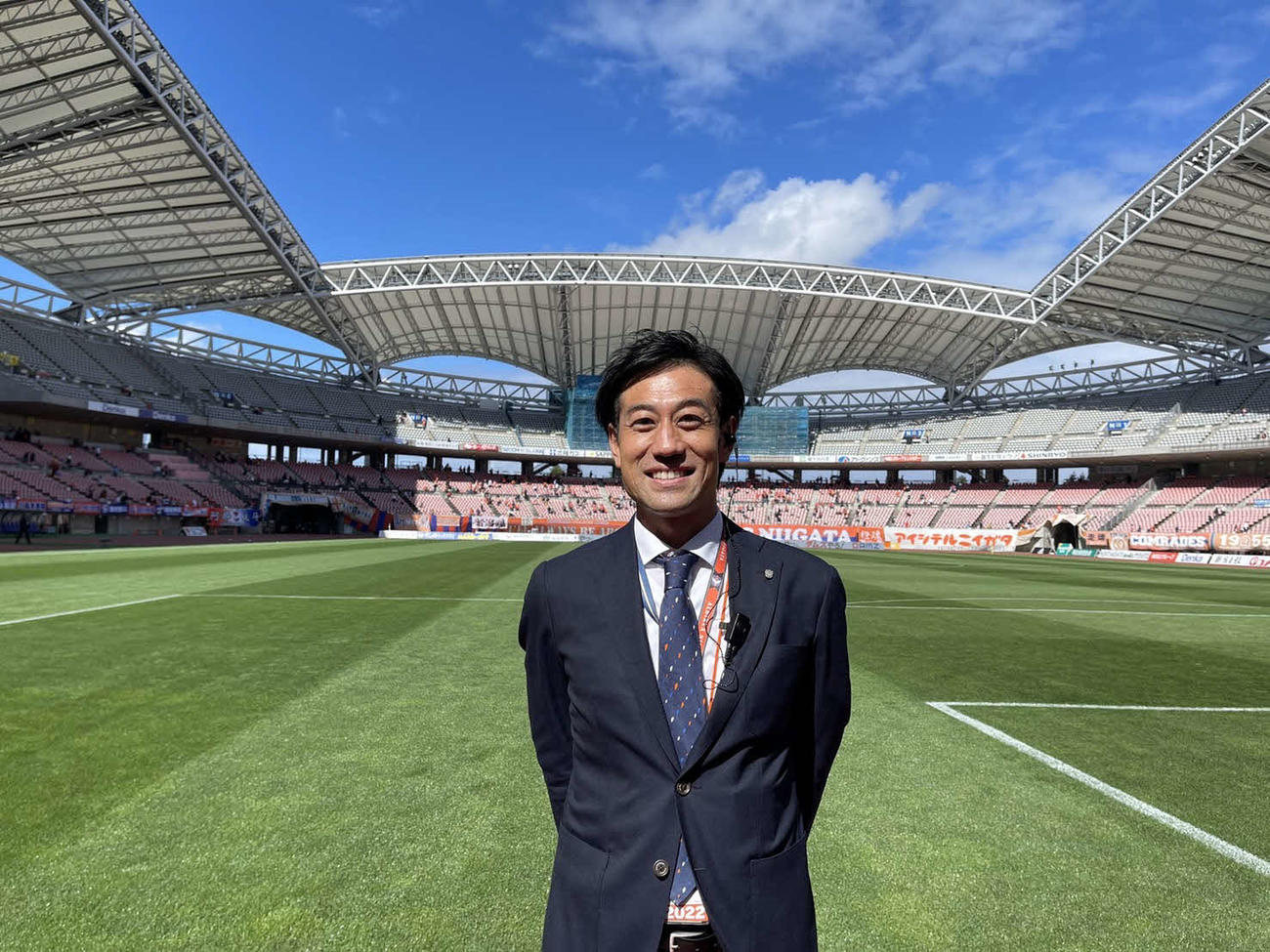 8日の仙台戦試合前、ピッチで来季J1への思いに浸る野沢氏