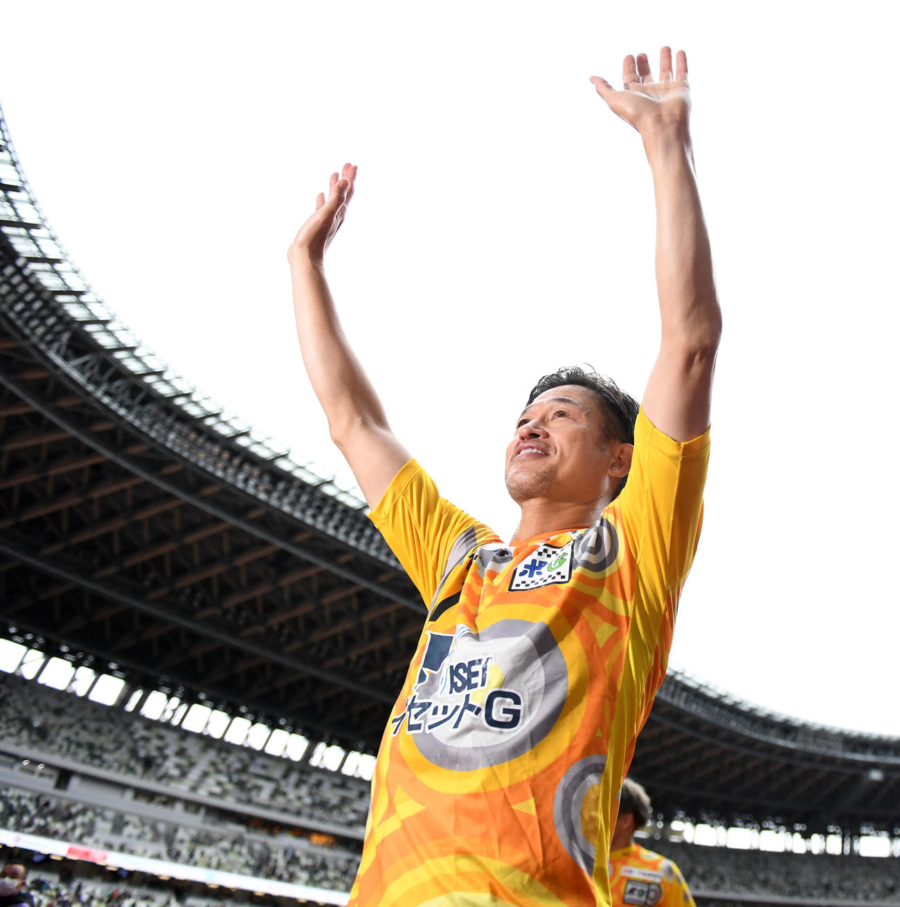 新宿対鈴鹿　試合を終え声援に応える鈴鹿・カズ（2022年10月9日撮影）