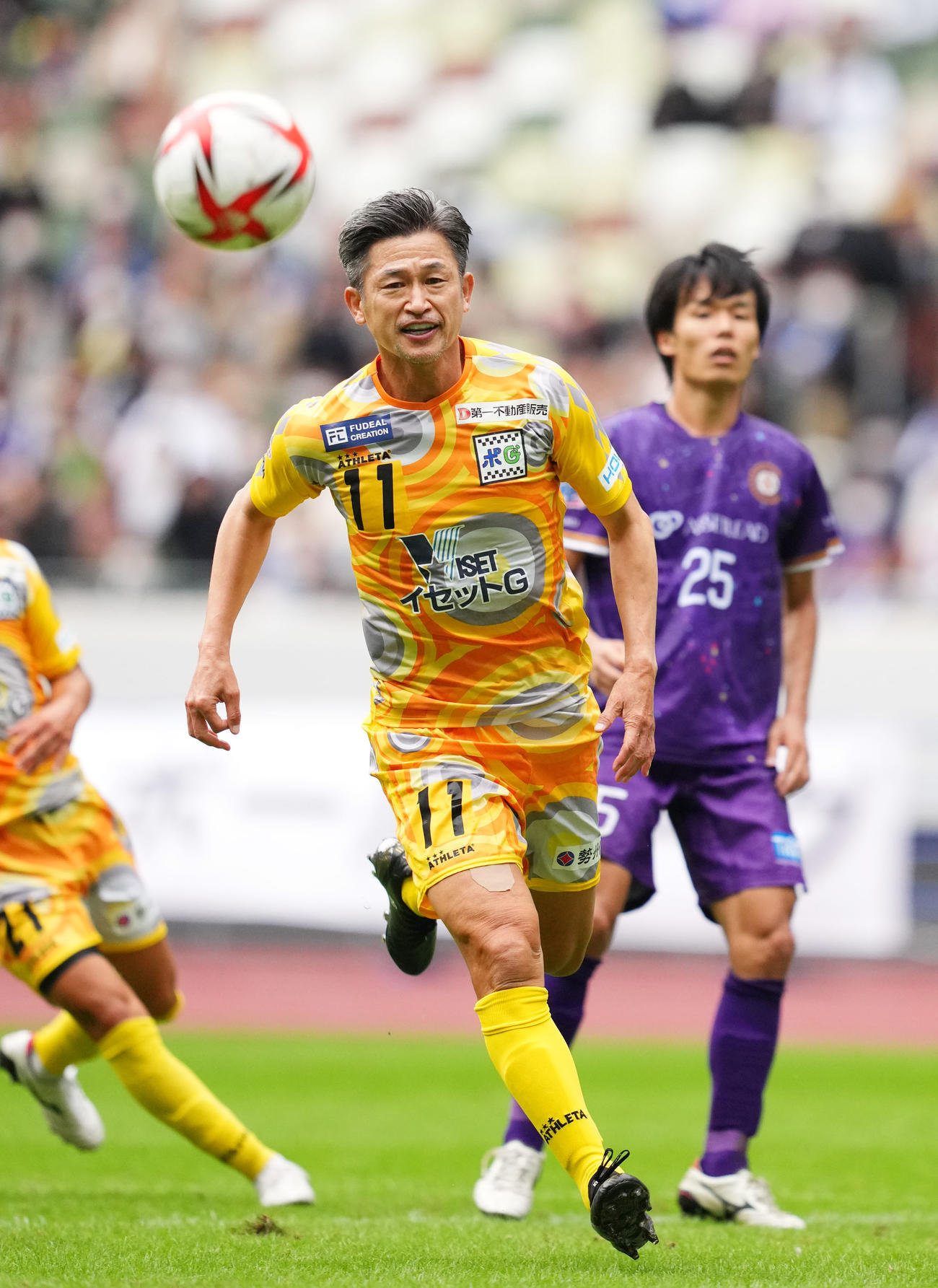 新宿対鈴鹿　後半、ボールを追う鈴鹿・カズ（2022年10月9日撮影）