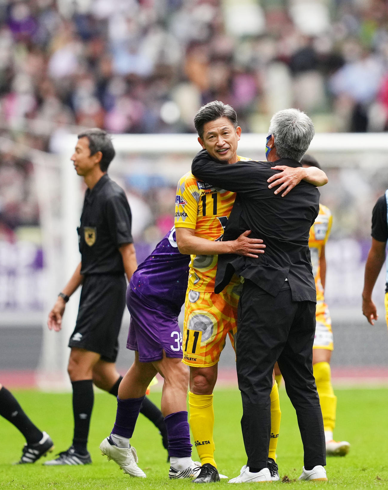 新宿対鈴鹿　試合を終え、鈴鹿・三浦監督（右）と抱き合うカズ（2022年10月9日撮影）
