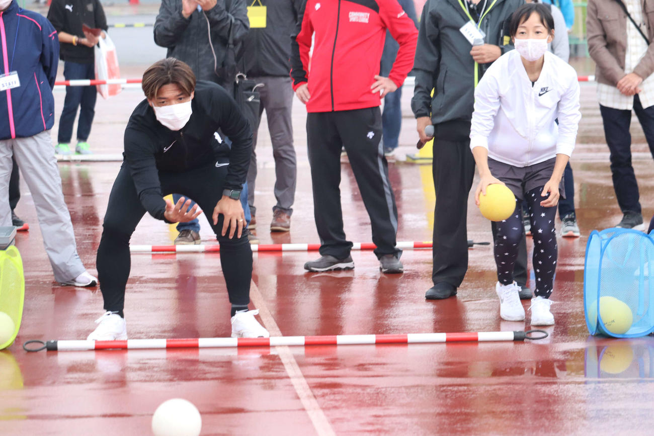 「Do Sports Fes 2022」でスリーアイズに挑戦する大久保嘉人（左）と、広田遥