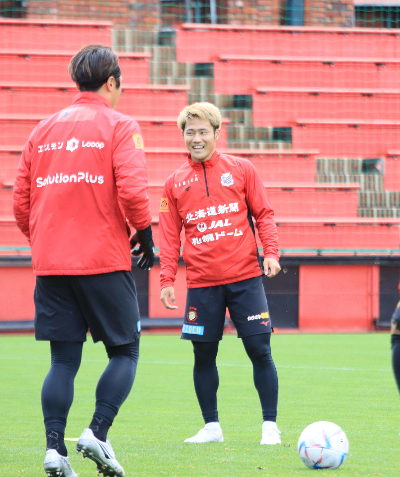 浦和戦前日練習に参加する札幌小柏（右）（撮影・保坂果那）