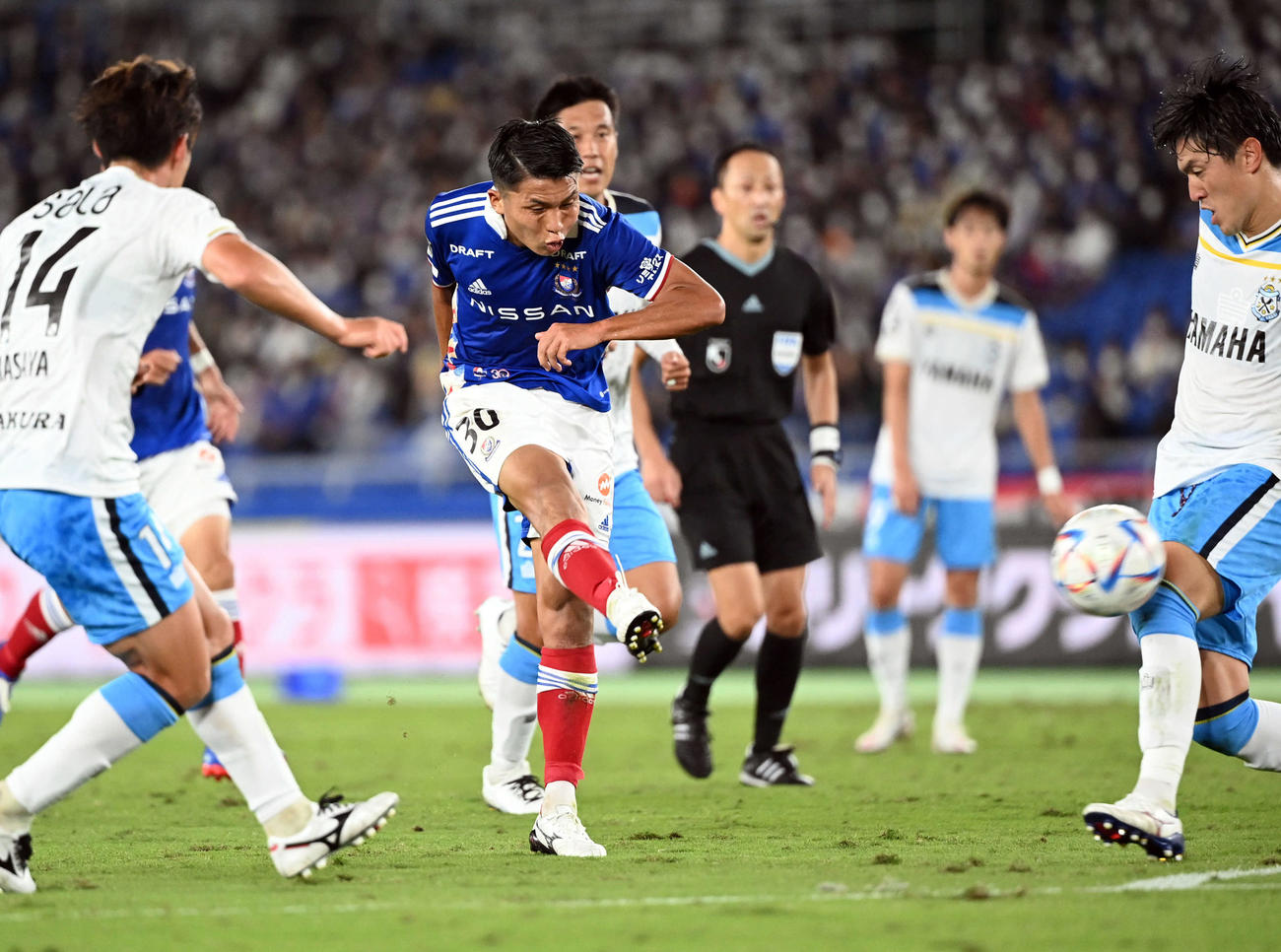 横浜対磐田　前半、シュートを放つ横浜西村（撮影・たえ見朱実）