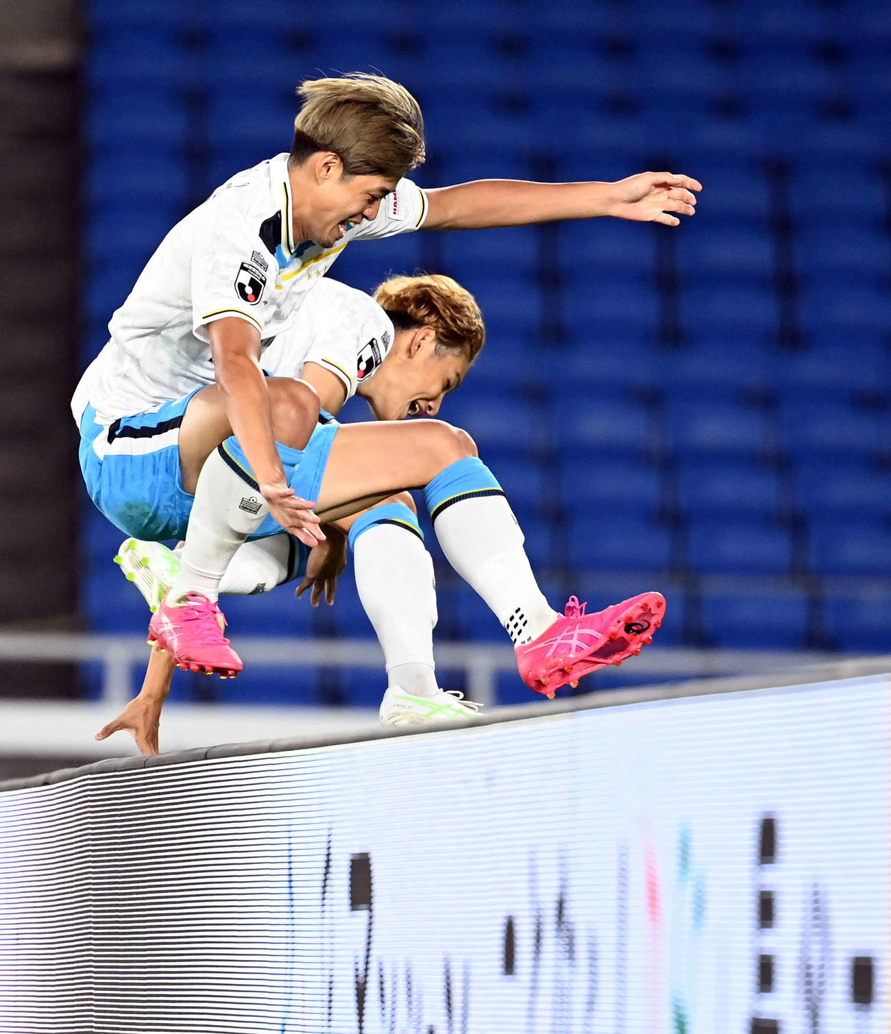 横浜対磐田　後半、ゴールを決め喜ぶ磐田古川（奥）（撮影・たえ見朱実）