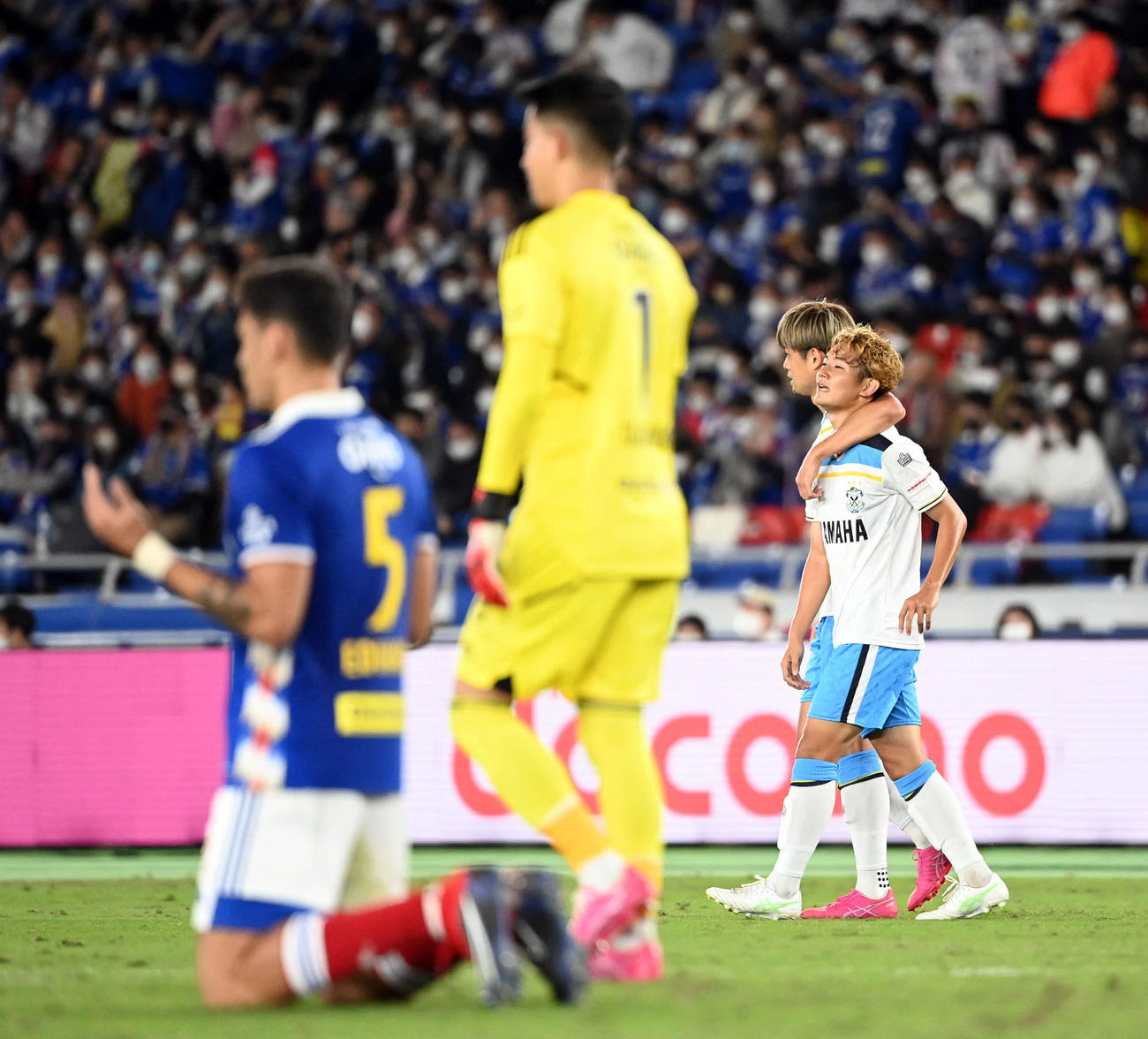 横浜対磐田　横浜に勝利し、ホッとした表情を見せる磐田古川（撮影・たえ見朱実）