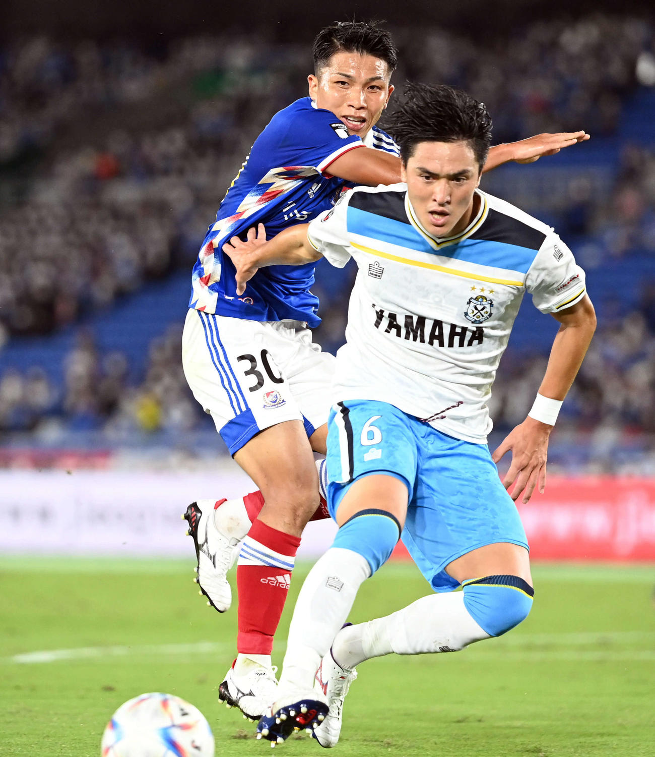 横浜対磐田　前半、磐田伊藤（右）とボールを奪い合う横浜西村（撮影・たえ見朱実）