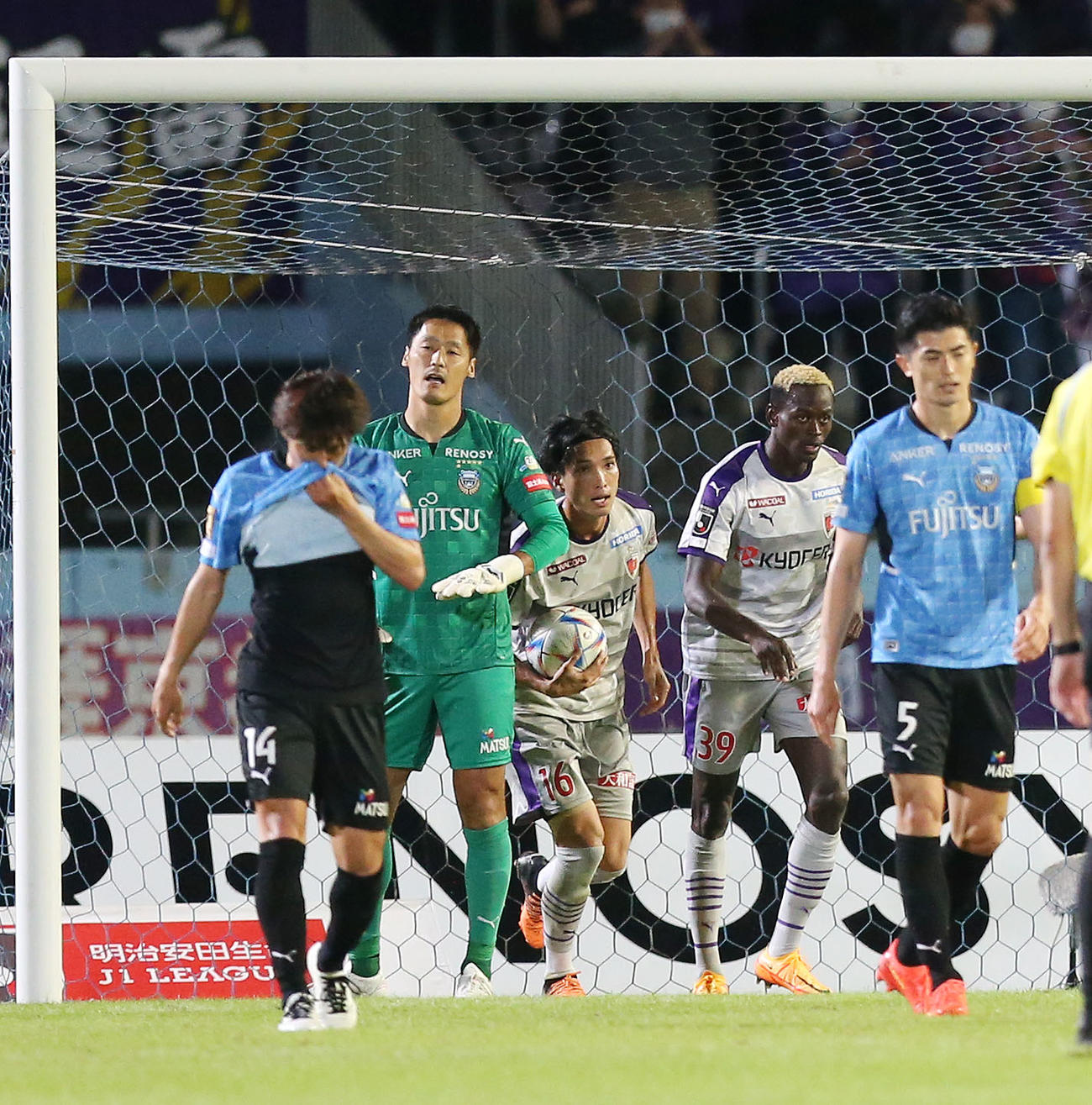 川崎F対京都　後半、失点を許す川崎F（撮影・宮地輝）
