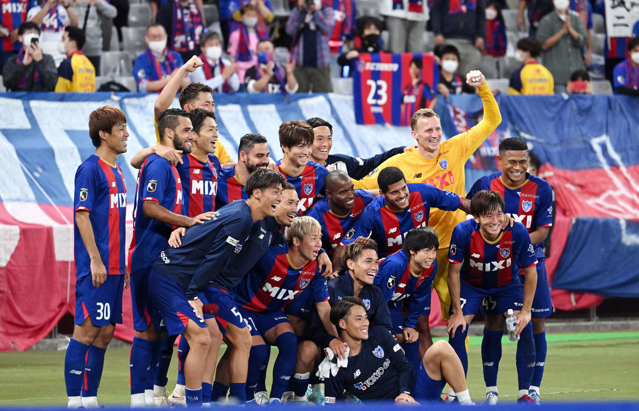 東京対C大阪　試合に圧勝し記念撮影する東京渡辺（手前中央）ら選手たち（撮影・滝沢徹郎）