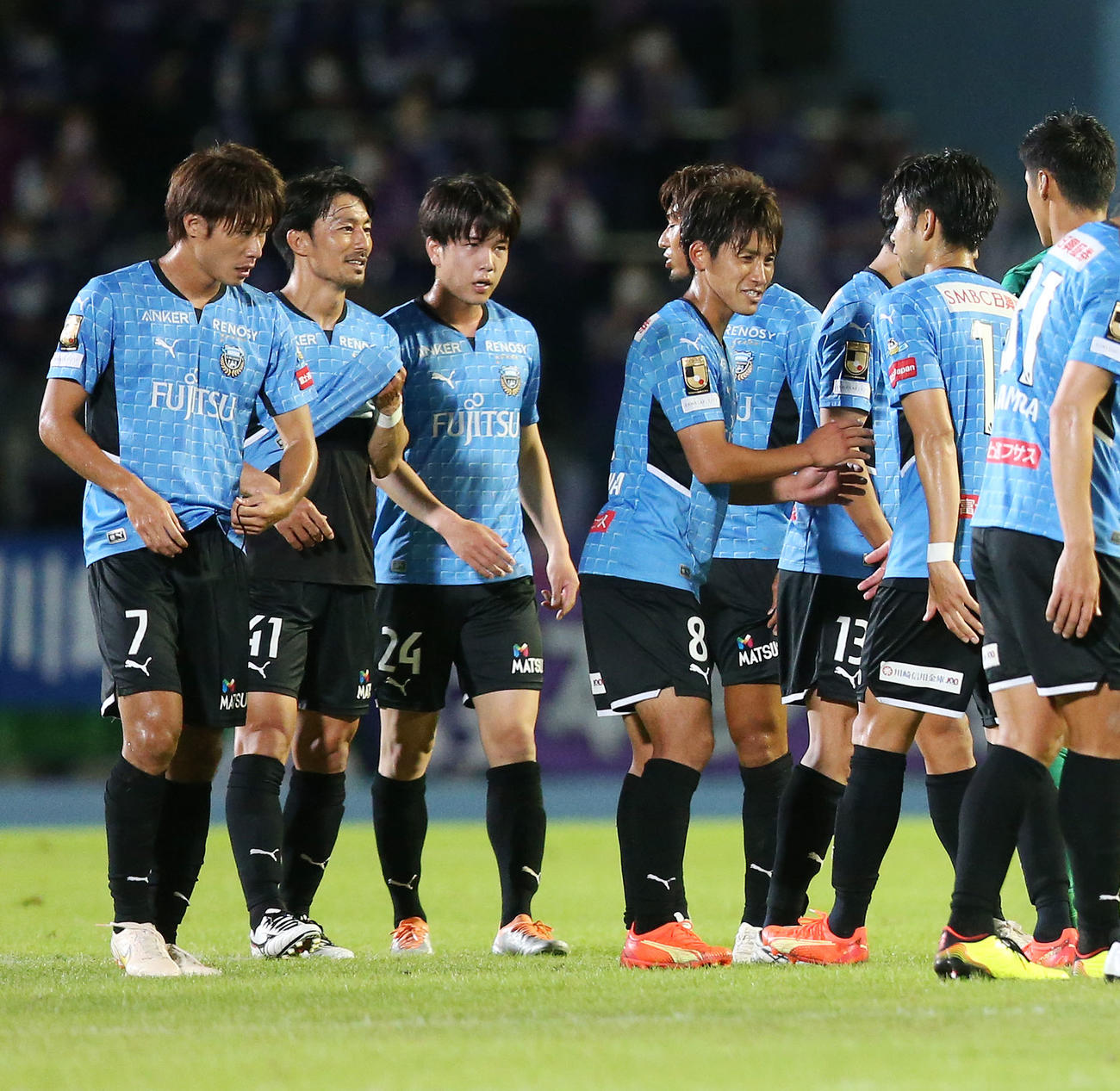 川崎F対京都　勝利しほっとした表情の川崎Fの選手たち（撮影・宮地輝）